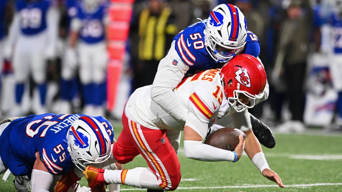 NFL, American Football Herren, USA Kansas City Chiefs at Buffalo Bills Nov 2, 2025; Orchard Park, New York, USA; Kansas City Chiefs quarterback Patrick Mahomes (15) is brought down by Buffalo Bills...