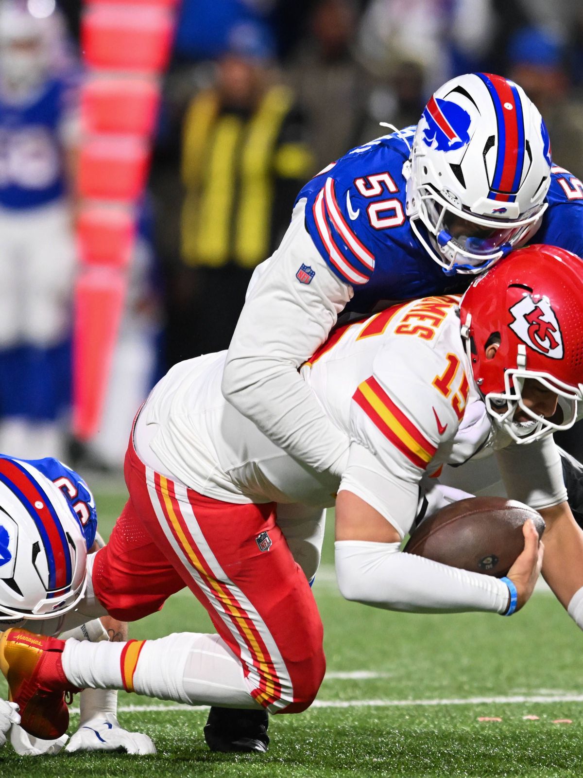 NFL, American Football Herren, USA Kansas City Chiefs at Buffalo Bills Nov 2, 2025; Orchard Park, New York, USA; Kansas City Chiefs quarterback Patrick Mahomes (15) is brought down by Buffalo Bills...