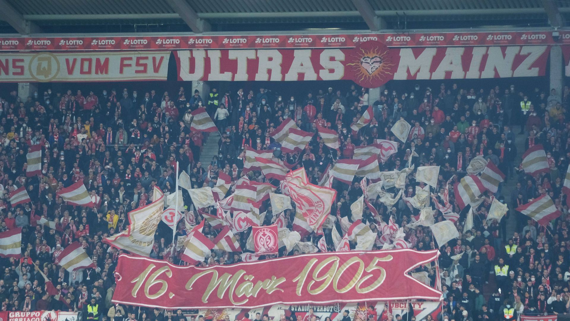 
                <strong>Platz 16 - MEWA Arena (Mainz 05)</strong><br>
                Dass eine Fastnachtshochburg nicht gleichzeitig auch ein Fan-Paradies sein muss, beweist das Stadion in Mainz. Was die Barrierefreiheit betrifft, rangiert die Arena der 05er zwar auf Platz fünf. In anderen Kategorien sieht es dafür aber nicht ganz so rosig aus.
              