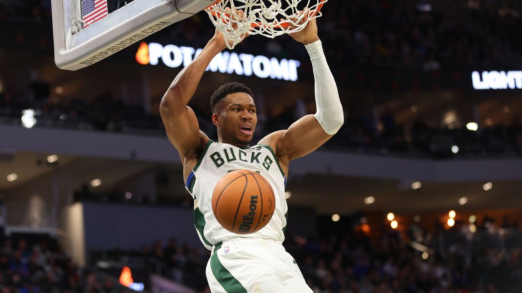 (231212) -- MILWAUKEE, Dec. 12, 2023 -- Giannis Antetokounmpo (L) of Milwaukee Bucks reacts during the 2023-2024 NBA, Basketball Herren, USA regular season match between Milwaukee Bucks and Chicago Bulls at Fiserv Forum in Milwaukee, the United States, Dec. 11, 2023. (Photo by Xinhua) (SP)U.S.-MILWAUKEE-BASKETBALL-NBA-BUCKS VS BULLS JoelxLerner PUBLICATIONxNOTxINxCHN