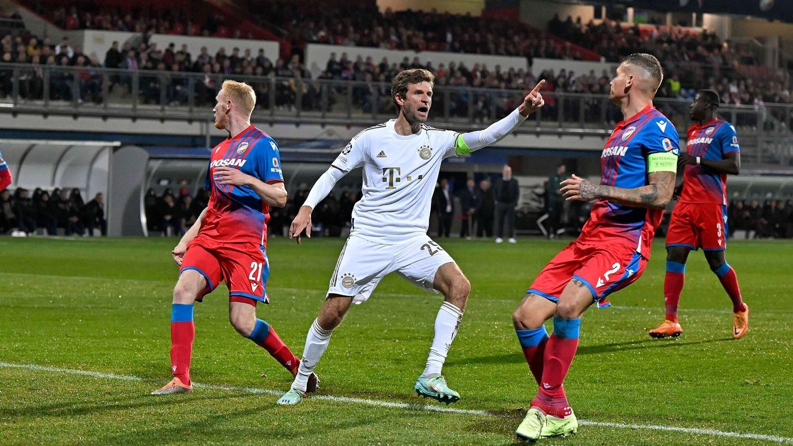 
                <strong>Thomas Müller</strong><br>
                Schiebt lässig zum 2:0 ein und legt das 3:0 auf. Danach ist für den 33-Jährigen in der 25. Minute wegen einer Muskelverletzung Schluss. ran-Note: 2
              