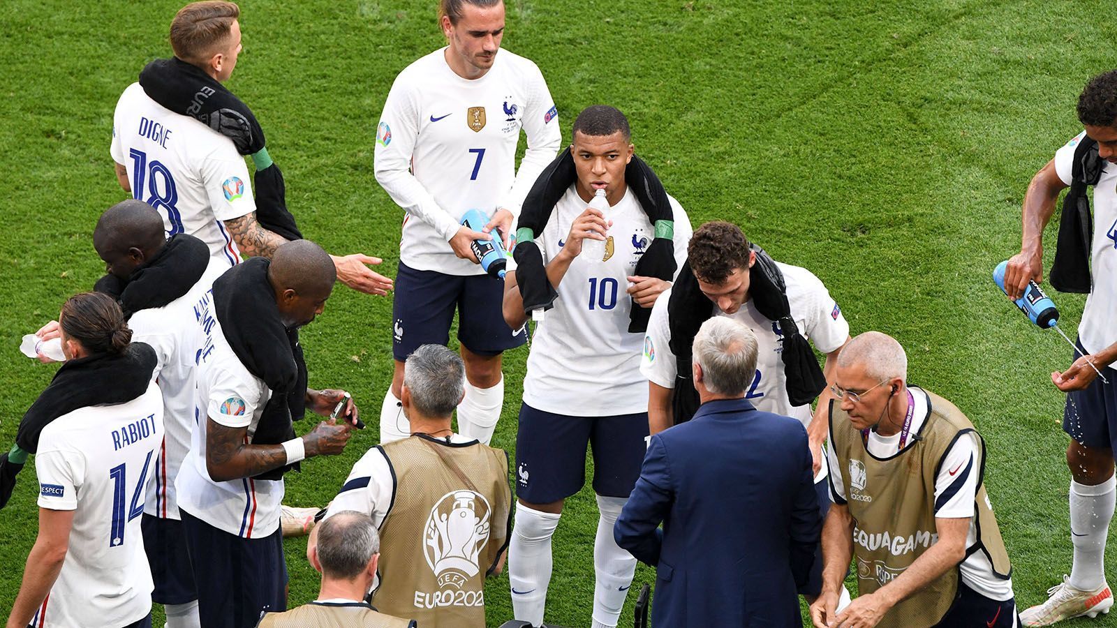 
                <strong>Frankreich angeknockt</strong><br>
                Der Treffer kurz vor der Pause im Glutofen Puskas-Stadion von Budapest verfehlt seine Wirkung nicht. Zu Beginn der zweiten Halbzeit sind die Franzosen und auch Mbappe nicht mehr so entschlossen und können nicht mehr an die Leistung aus der ersten Hälfte anknüpfen
              