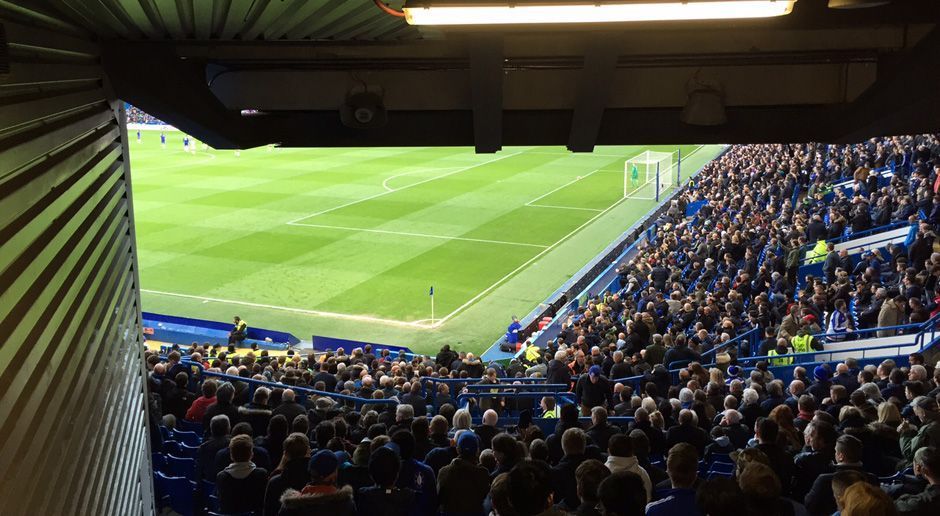 
                <strong>Stamford Bridge (FC Chelsea)</strong><br>
                Stamford Bridge, England (FC Chelsea): FC Chelsea gegen Manchester City. Was ein geiles Spiel, dachte sich ein Online-Redakteur von ran.de und ergattete Karten. Im Matthew Harding Stand Lower angekommen, war der Schock zunächst groß. Ist das wirklich unser Platz? Ein Blick auf die Karten und dann die Erleichterung: Puh, wir müssen noch ein paar Reihen weiter. Wer dann wohl für diese einmalige Sicht (Block 16, Reihe JJ, Platz 216) knapp 30 Euro bezahlt hat? 
              