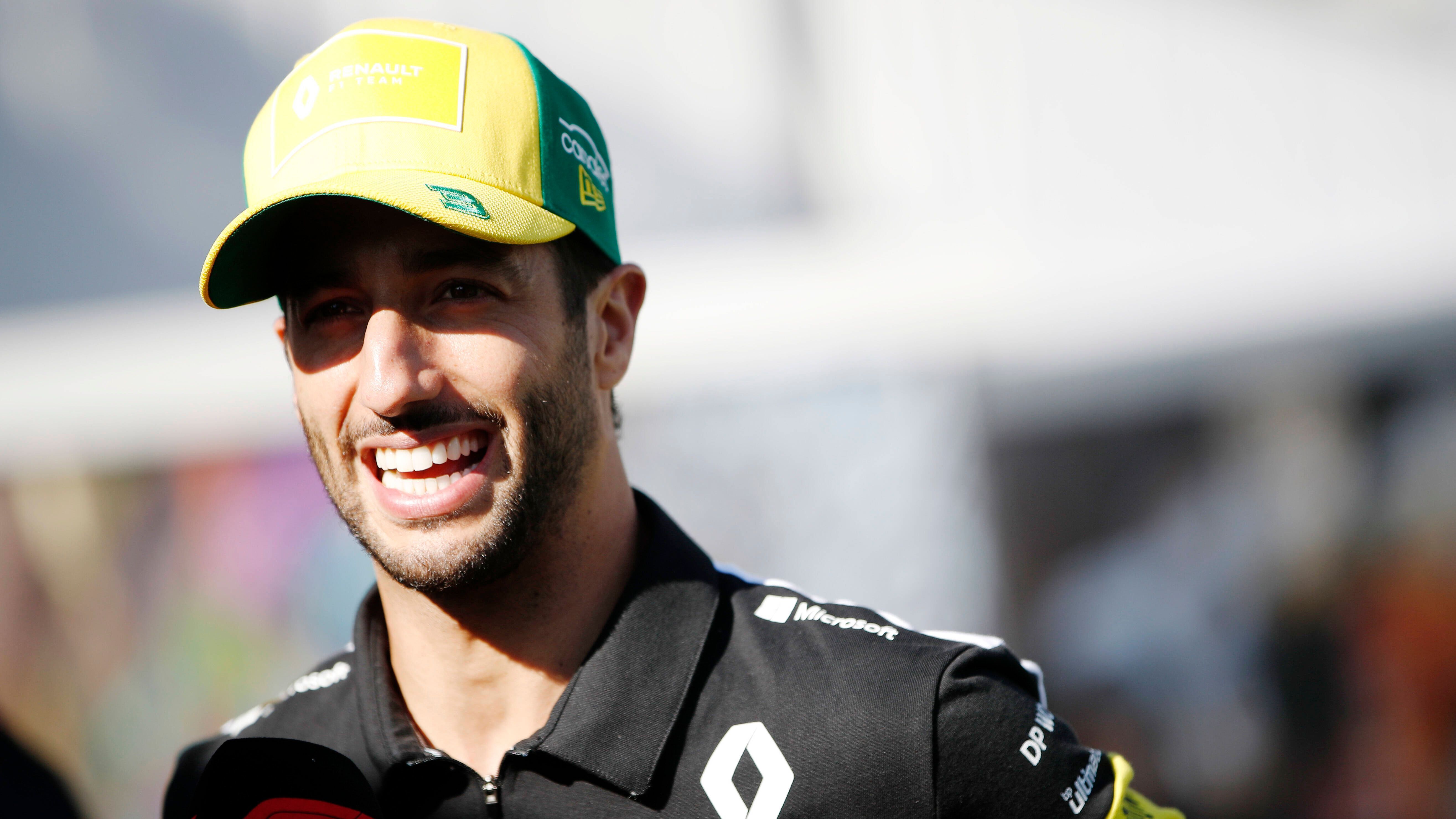 
                <strong>Daniel Ricciardo (Renault)</strong><br>
                Ebenfalls gute Chancen darf sich Daniel Ricciardo ausrechnen. Der 30-jährige Australier wechselte im Sommer 2018 von Red Bull zu Renault, kam in der letzten Saison aber nicht über einen mageren neunten Platz in der Gesamtplatzierung hinaus. Bei einem Angebot eines Teams, mit dem er wieder um die WM-Krone mitfahren kann, würde Ricciardo wohl nicht lange zögern. Ferrari war in der Vergangenheit schon mal an ihm dran. Zudem läuft sein Vertrag zum Ende der Saison aus.
              