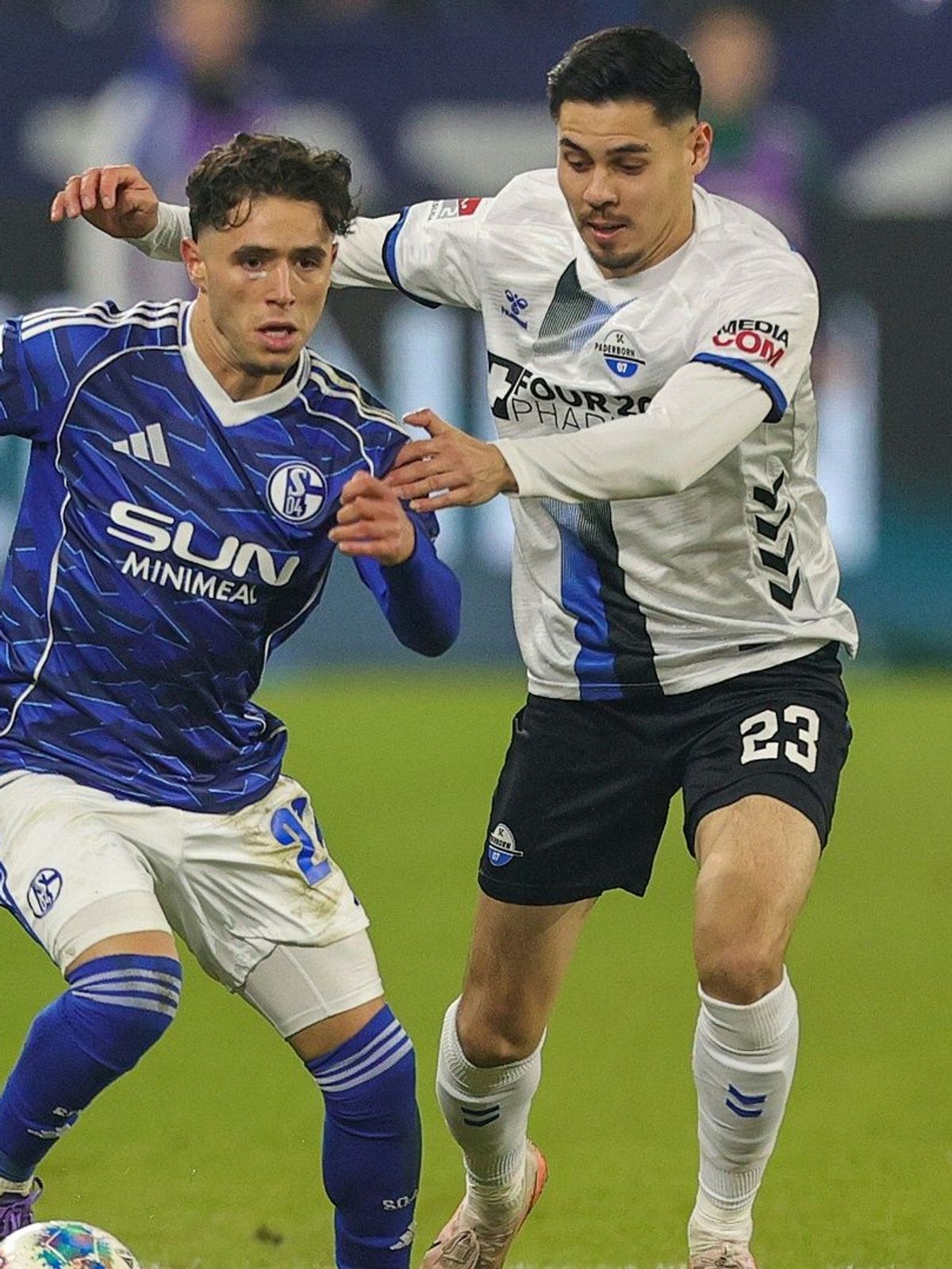 Unterhaltsames Spitzenspiel auf Schalke