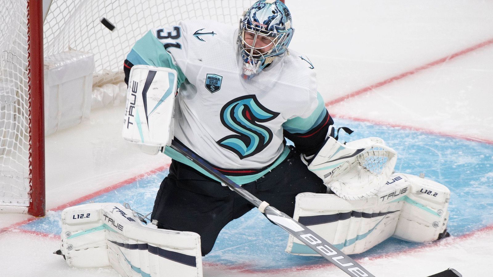 
                <strong>Seattle Kraken</strong><br>
                Der deutsche Torwart Philipp Grubauer (Foto) muss in den Playoffs zuschauen. Die Seattle Kraken haben in ihrer ersten NHL-Spielzeit die Playoffs verpasst. Dies kam nicht überraschend, weil hier eine komplett neue Mannschaft zusammengestellt wurde. Das letzte neu gegründete Team der NHL hatte mehr Erfolg: Die Vegas Golden Knights erreichten in ihrer ersten Spielzeit 2018 das Finale um den Stanley Cup.  
              