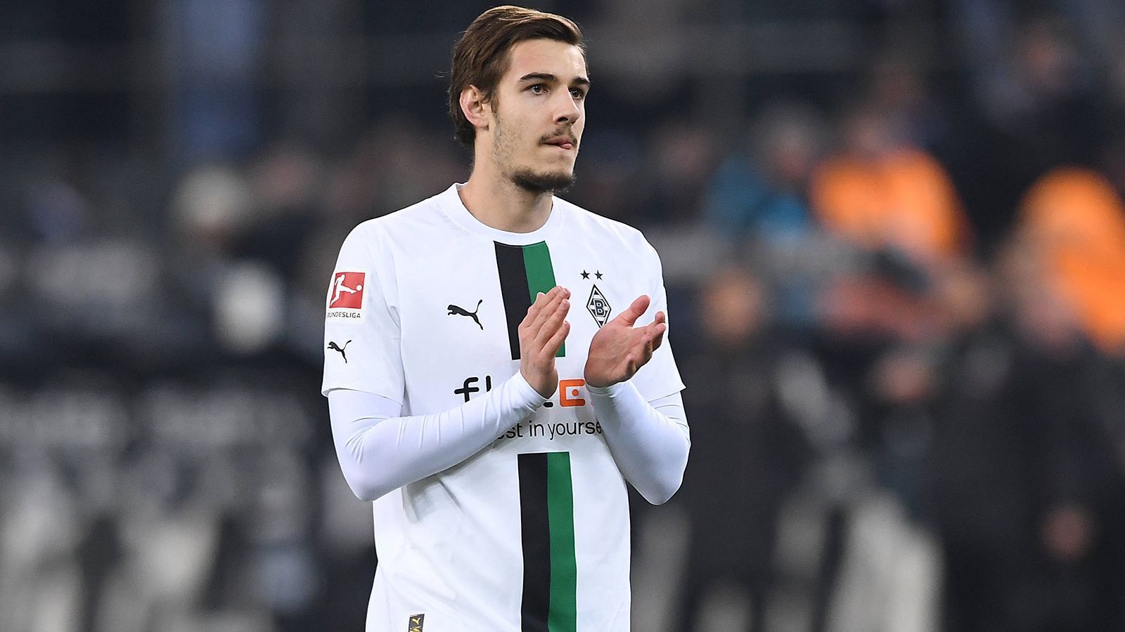 
                <strong>Florian Neuhaus</strong><br>
                Bei Florian Neuhaus steht die Borussia vor demselben Dilemma wie bei Elvedi: Lassen sie den begabten 26-Jährigen im Sommer ziehen – und verdienen dadurch noch Geld – oder nehmen sie 2024 einen ablösefreien Transfer in Kauf, um ein Jahr lang noch von seinen Qualitäten zu profitieren? Der deutsche Nationalspieler ist seit 2017 im Verein, sein Marktwert beträgt laut "transfermarkt.de" 15 Millionen Euro. 
              