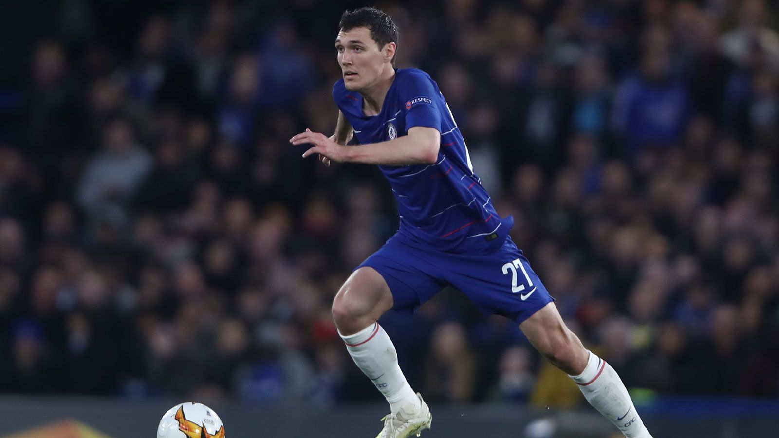 
                <strong>Andreas Christensen (Innenverteidiger, 23 Jahre)</strong><br>
                Andreas Christensen kam als 15-jähriger von Bröndby IF in die Jugend des FC Chelsea. Zwischen 2015 und 2017 war der 23-jährige Innenverteidiger an Borussia Mönchengladbach ausgeliehen. Vergangene Saison musste der Däne unter Trainer Maurizio Sarri meist David Luiz und Antonio Rüdiger den Vortritt lassen. Frank Lampard setzt dafür umso mehr auf das Chelsea-Eigengewächs.
              