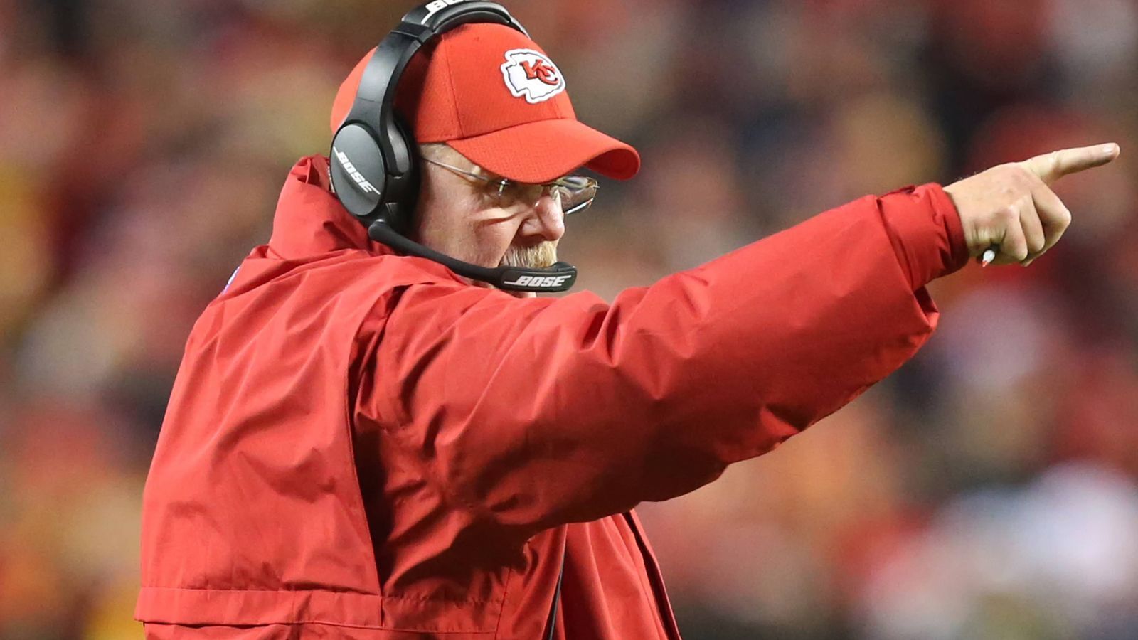 
                <strong>Mit zwei Teams zum Super Bowl</strong><br>
                Andy Reid kann sich zu einer elitären Gruppe von NFL-Trainern gesellen: Der Head Coach der Chiefs wäre bei einem Sieg im AFC Championship Game gegen die Patriots einer der wenigen Trainer, der mit zwei verschiedenen Teams den Super Bowl erreicht hat. Genauer gesagt wäre er der siebte: Bislang schafften das Don Shula (Colts und Dolphins), Bill Parcells (Giants und Patriots), Dan Reeves (Broncos und Falcons), Dick Vermeil (Eagles und Rams), Mike Holmgren (Packers und Seahawks) und John Fox (Panthers und Broncos). Fun Fact: Reid zog 2005 mit den Eagles gegen die Patriots den Kürzeren.
              