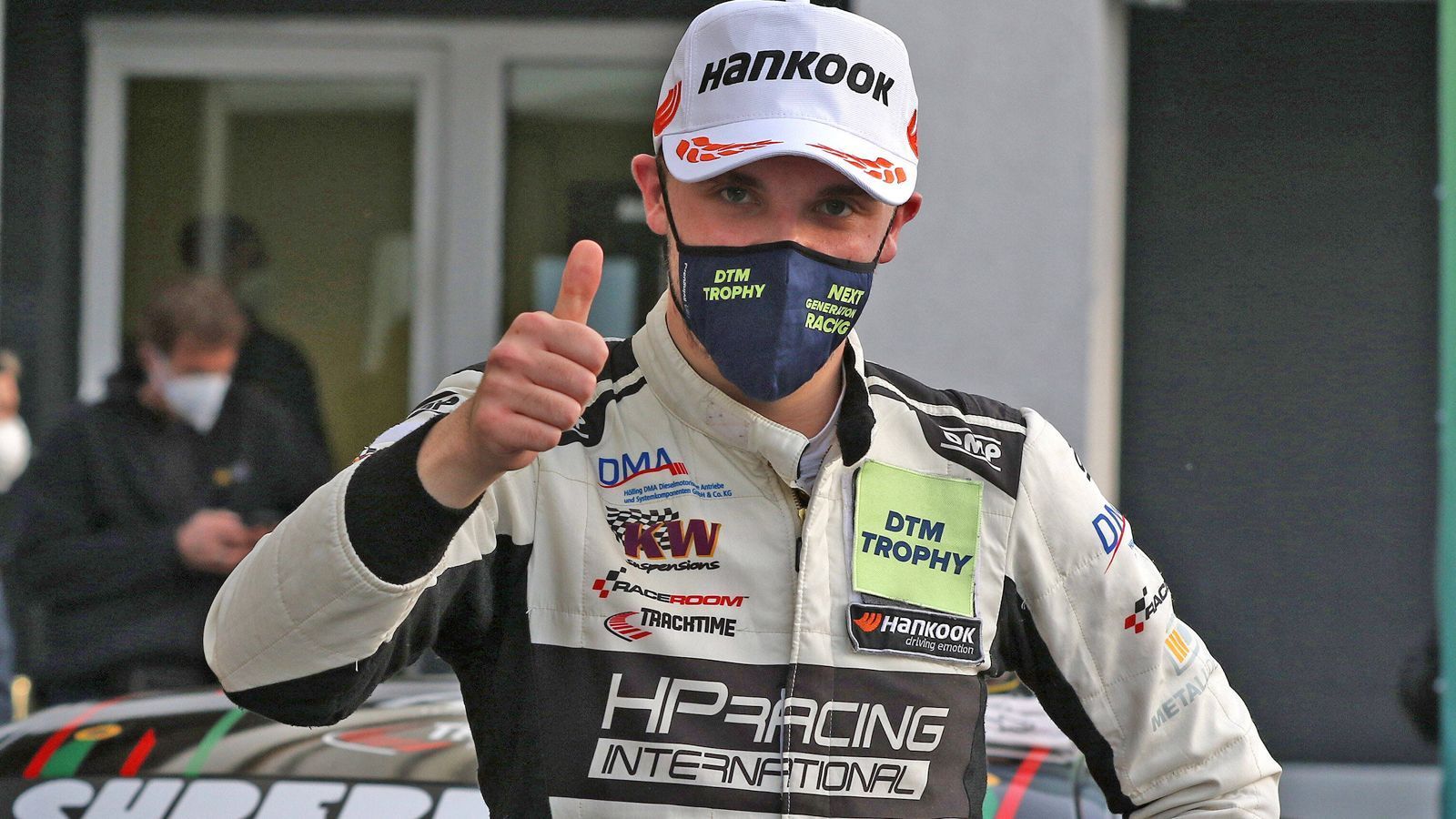 
                <strong>Tim Heinemann (Toksport WRT)</strong><br>
                Tim Heinemann darf sich zweimaliger Meister in der inzwischen eingestellten DTM Trophy nennen. Der 25-Jährige war am Anfang seiner Karriere vor allem als Simracer aktiv, konnte sich in den vergangenen Jahren im GT4-Sport allerdings erfolgreich auf der Rennstrecke etablieren und sammelte auch bereits erste Erfahrungen im schnelleren GT3-Auto.
              