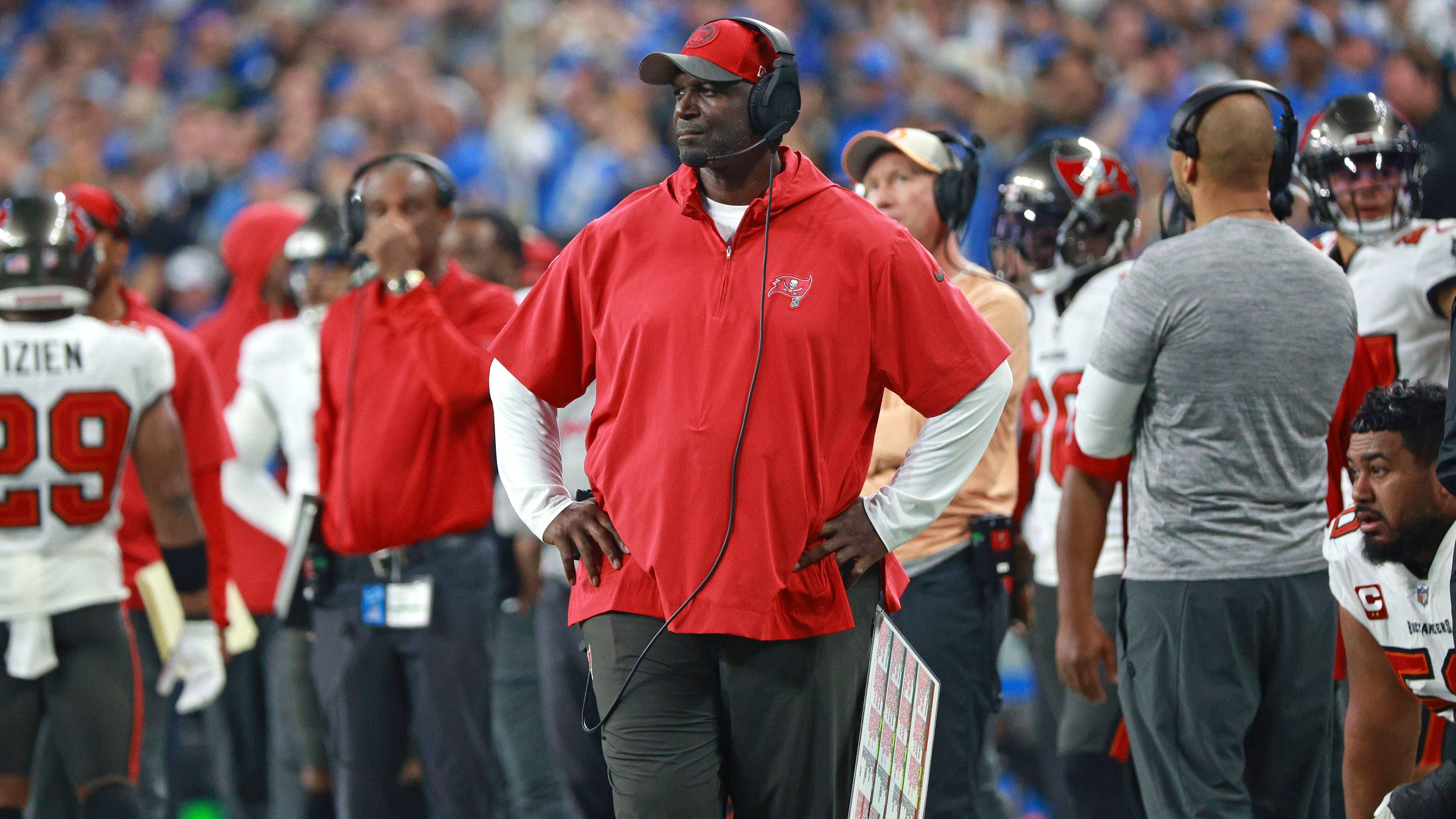 <strong>Todd Bowles</strong><br>Seit 2022 trägt Todd Bowles bei den Buccaneers als Cheftrainer die Verantwortung, zuvor war er von 2015 bis 2018 Head Coach bei den New York Jets. Auch er hat mit Reid eine gemeinsame Vergangenheit. So war er 2012 - das letzte Jahr von Reid bei den Eagles - dort als Secondary Coach angestellt.