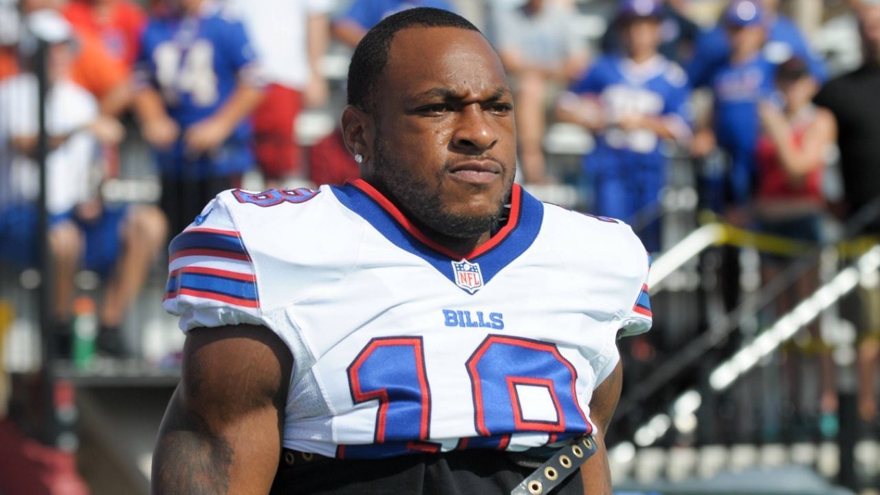 
                <strong>Percy Harvin</strong><br>
                Nur einen Tag nach der Gronkowski-Überraschung, plant nun mit Percy Harvin ein weiterer zurückgetretener Spieler sein NFL-Comeback. Der 32-jährige Wide Receiver trat 2016 vom aktiven Geschehen aufgrund von anhaltenden Verletzungsproblemen vorerst zurück. Nun bestätigte er zu "ESPN" seine Comeback-Pläne: "Ich dachte ich wäre fertig mit Football, aber der Reiz kam zurück." Die ruhige Zeit scheint auch seinem Körper geholfen zu haben. "Mein Körper fühlt sich gut, mein Geist ist noch besser, meine Familie ist zufrieden, die Zeit passt einfach", sagte er. Sein Agent ist zuversichtlich, dass Harvin zu einigen Trainingscamps eingeladen wird. Im Jahr 2009 wurde er von den Minnesota Vikings in der ersten Runde gedraftet und wurde anschließend zum Rookie of the Year gewählt. 2013 gewann er mit den Seattle Seahawks den Super Bowl. 
              