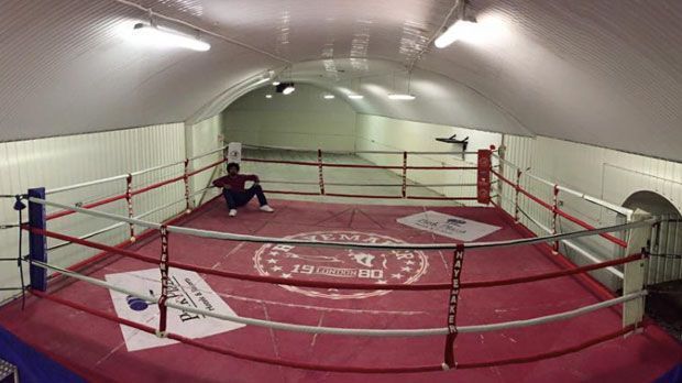 
                <strong>Letztes Mal im Trainings-Ring</strong><br>
                Sparring ist künftig jedenfalls nicht ohne weiteres möglich. Denn der Brite versteigert sein Lieblingsstück aus dem "Hayemaker Gym", seinen Boxring. Bevor der Ring abgebaut wird, klettert Haye aber selbst noch einmal hinein und genießt darin ein letztes Mal seine "großartigen Erinnerungen" an die vergangenen Jahre.
              