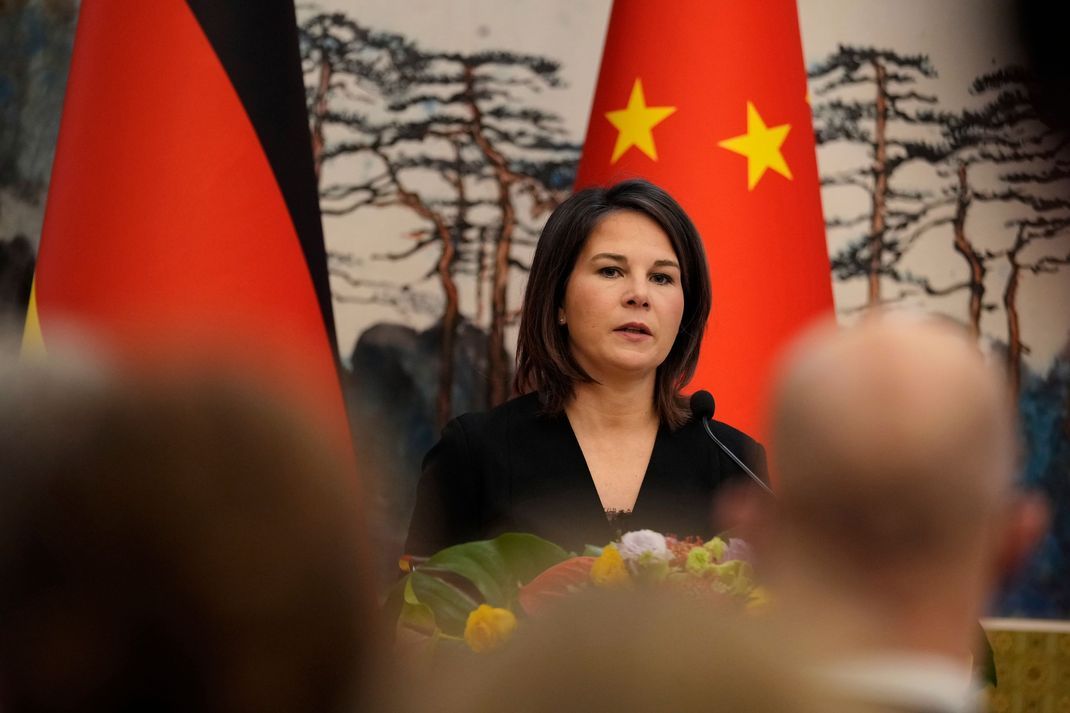 Während Annalena Baerbock in China verweilt, gibt es in der Bundesregierung Streit.