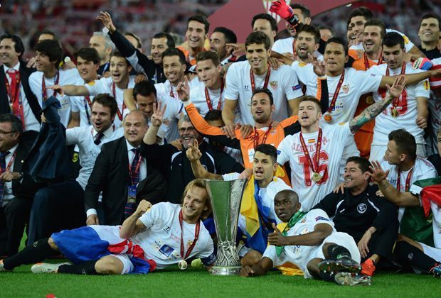 
                <strong>Der FC Sevilla kann Geschichte schreiben</strong><br>
                Nach dem Gewinn der Europa League 2013/2014, hat der Klub die Chance den Titel zu verteidigen. Im Kader sind einige Spieler, die bei Sevilla den Durchbruch schafften. Einige Stars schafften es erst bei Sevilla auf Weltklasse-Niveau, ehe andere Vereine lockten, wie auch bei ...
              