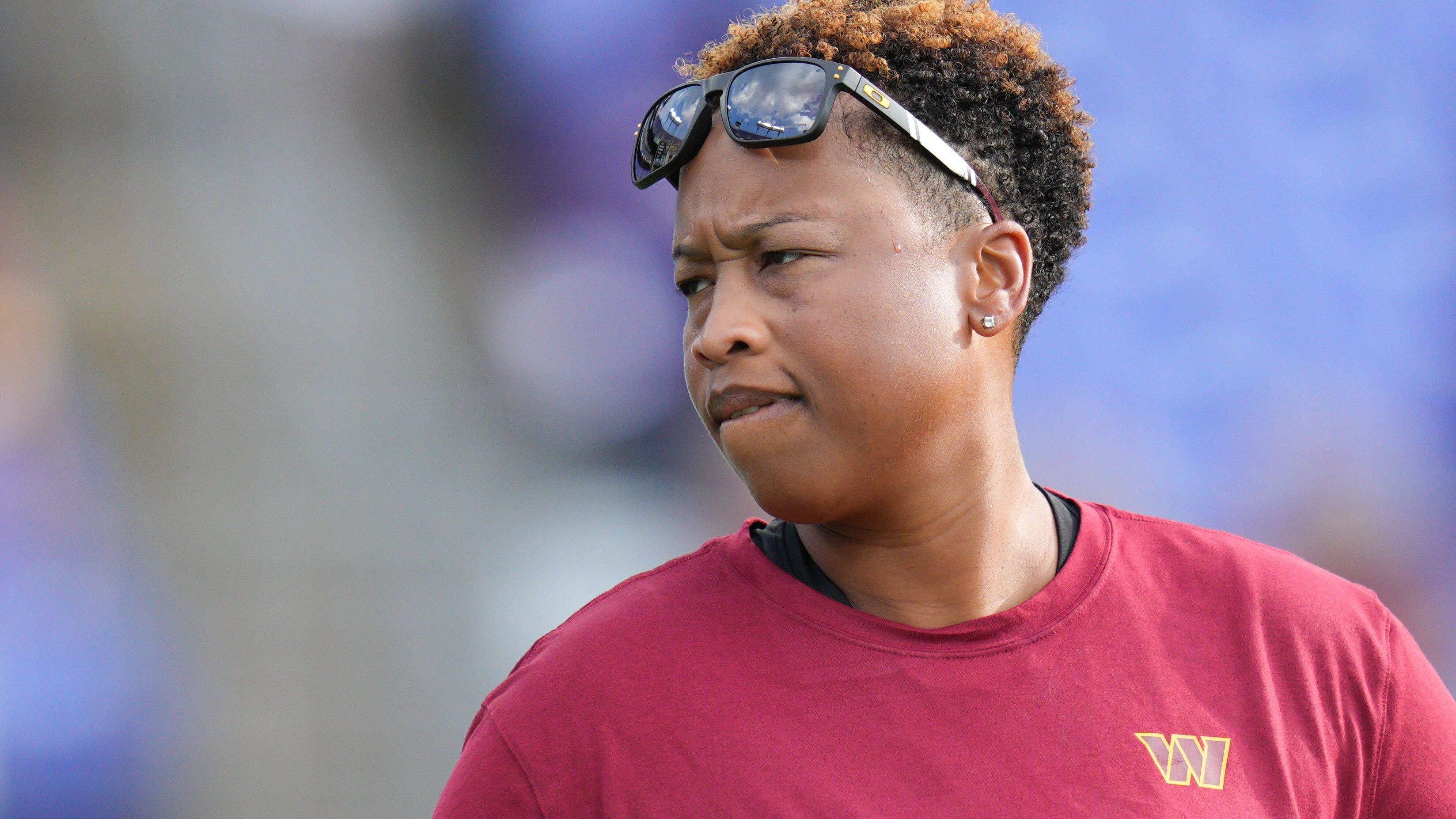 <strong>Jennifer King</strong>&nbsp; &nbsp; &nbsp; &nbsp; &nbsp; &nbsp; &nbsp; &nbsp; &nbsp; &nbsp; &nbsp; &nbsp; &nbsp; &nbsp; &nbsp; &nbsp; &nbsp; &nbsp; &nbsp; &nbsp; &nbsp; &nbsp; &nbsp; &nbsp; &nbsp; &nbsp; &nbsp; &nbsp; &nbsp; &nbsp; &nbsp; &nbsp; &nbsp; &nbsp; &nbsp; &nbsp; &nbsp; &nbsp; &nbsp; &nbsp; &nbsp; &nbsp; &nbsp; &nbsp; &nbsp; &nbsp; &nbsp; &nbsp; &nbsp; &nbsp; &nbsp; &nbsp; &nbsp; &nbsp; &nbsp; &nbsp; &nbsp; &nbsp; &nbsp; &nbsp; Historisches schaffte Jennifer King bei den Washington Commanders, denn sie ist die erste afro-amerikanische Frau als Position Coach in der NFL. In ihrer Jugend selbst Football gespielt, startete King ihre Coaching-Karriere als Assistant Defensive Line Coach bei den Tampa Bay Buccaneers. Seit 2020 ist sie Assistant Running Back Coach bei den Commanders.&nbsp; &nbsp; &nbsp; &nbsp; &nbsp; &nbsp; &nbsp; &nbsp; &nbsp; &nbsp; &nbsp;