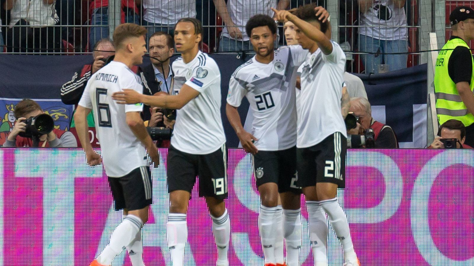 
                <strong>EM-Qualifikation: Deutschland gegen Estland in der ran-Einzelkritik</strong><br>
                Deutschand verabschiedet sich mit einem ebenso lockeren wie sehenswerten Schützenfest in der EM-Quali in die Sommerpause. Wir haben das 8:0 gegen Estland benotet.
              