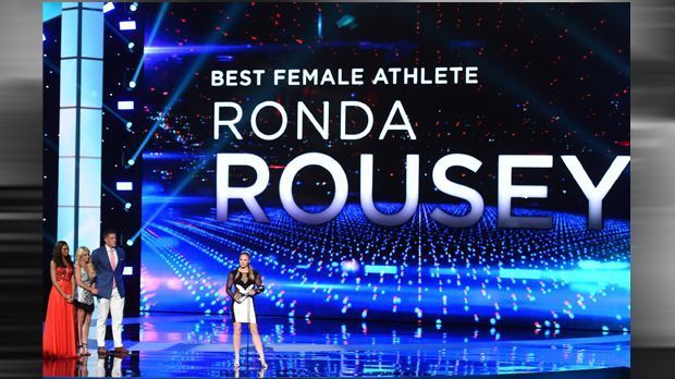 
                <strong>Award-Gewinnerin</strong><br>
                Kurze Zeit später wurde Rousey mit dem ESPY-Award für die beste weibliche Athletin und beste Kämpferin ausgezeichnet. Damit stellte sie sogar Serena Williams in den Schatten.
              