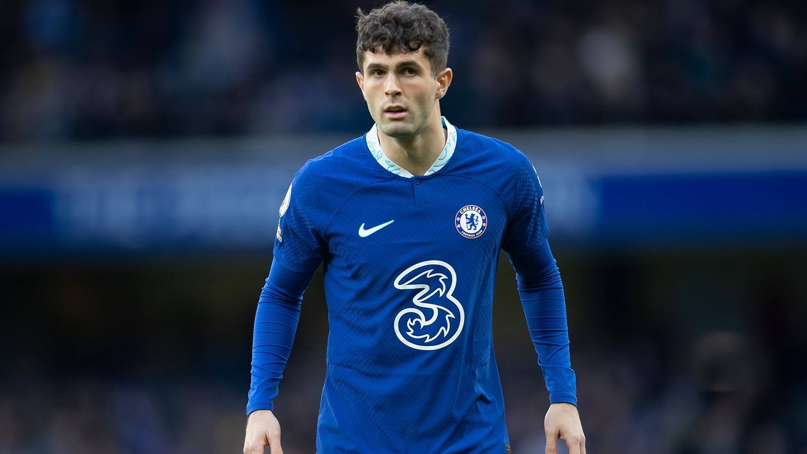 
                <strong>Christian Pulisic (Vertrag bis 30.06.2024)</strong><br>
                Wegen anhaltender Knieprobleme verpasste Christian Pulisic in der zurückliegenden Saison einen nicht unerheblichen Teil an Pflichtspielen der "Blues", die den früheren Dortmunder möglicherweise im Sommer 2023 verkaufen wollen. Der US-Amerikaner, dessen Kontrakt noch bis 2024 läuft, wird mit einem möglichen Transfer nach Italien in Verbindung gebracht. Juventus Turin und Meister SSC Neapel werden als mögliche Abnehmer genannt. Für den 24-Jährigen zahlte Chelsea Anfang 2019 kolportierte 64 Millionen Euro Ablöse.
              