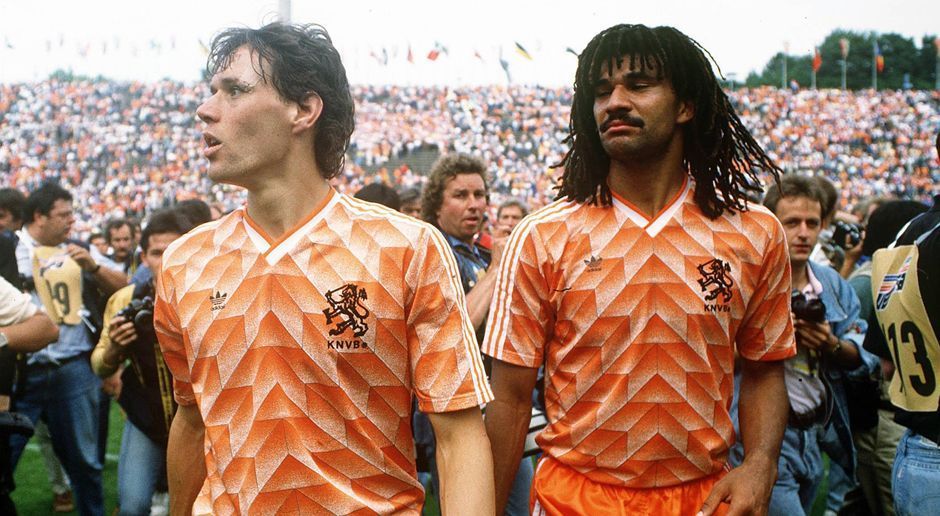 
                <strong>Van Basten und Gullit</strong><br>
                Marco van Basten & Ruud Gullit (Niederlande)Das kongeniale Duo aus den Niederlanden verzückte die Nation mit dem Gewinn der Europameisterschaft 1988. Es blieb bis heute der einzige Titel, den sich die Niederländer sichern konnten. Dagegen geriet ihre einzige gemeinsame WM zum Desaster. Als amtierender Europameister flog Holland 1990 sieglos im Achtelfinale gegen Deutschland raus. Besser machten sie es in sechs gemeinsamen Jahren beim AC Mailand, der Ende der achtziger und Anfang der neunziger Jahre den europäischen Vereinsfußball beherrschte. 
              