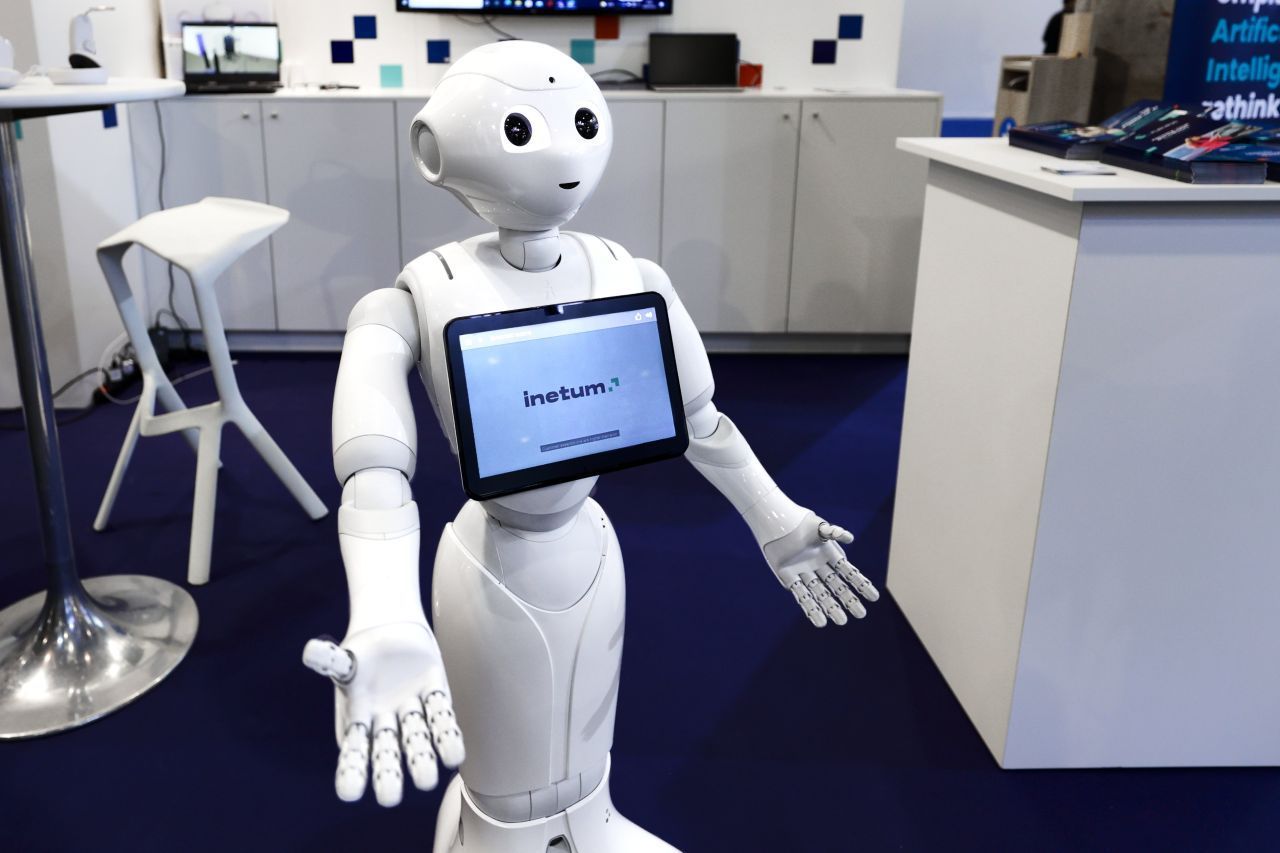 Pepper war ein Roboter-Gefährte, der Menschen und ihre Mimik und Gestik analysieren kann - und dann darauf reagiert. Er trat unter anderem auf Messen auf und beriet Kunden beim Kaffeekapselkauf. Die Produktion des Humanoiden von Aldebaran Robotics SAS und SoftBank Mobile Corp. liegt aktuell auf Eis.