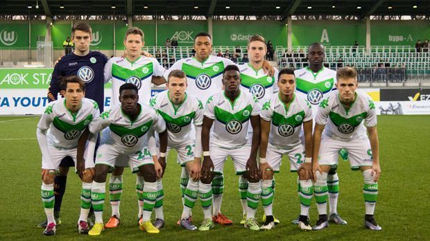 
                <strong>VFL Wolfsburg U19</strong><br>
                VfL Wolfsburg: Die U19 des VfL spielte in der aktuellen Saison 2015/16 zum ersten Mal mit. In einer Gruppe mit Manchester United, ZSKA Moskau und PSV Eindhoven schlugen sich die "Wölfe" achtbar und hatten im letzten Gruppenspiel die Möglichkeit, sich für die K.o.-Phase zu qualifizieren. Doch die Elf von Hagen Schmidt verlor gegen United und schied aus.
              