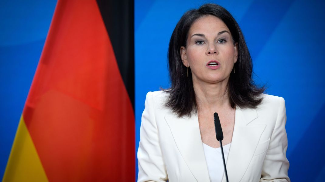 Die deutsche Außenministerin Annalena Baerbock spricht sich für Waffenlieferungen aus.