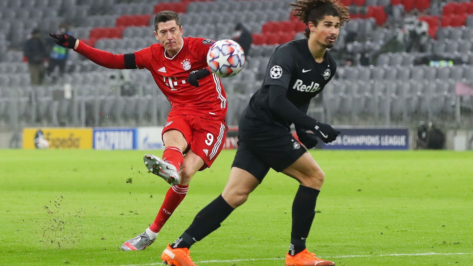 
                <strong>Robert Lewandowski</strong><br>
                Mit seinem ersten Abschluss verpasst der Goalgetter den Kasten noch knapp. Kurz vor der Pause staubt er dann in Torjäger-Manier zum 1:0 ab. Lewandowski geht voran und ist sich auch für Wege nach hinten nie zu schade. Beim 3:0 hat er ebenfalls seinen Fuß im Spiel, gibt den Pass auf Vorlagengeber Coman. ran-Note: 2
              