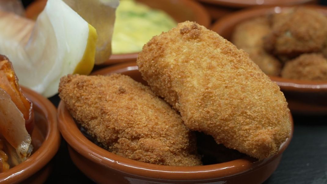 Béchamel-Kroketten sind einfach selbst zuzubereiten und ein Highlight für jedes Tapas-Buffet.