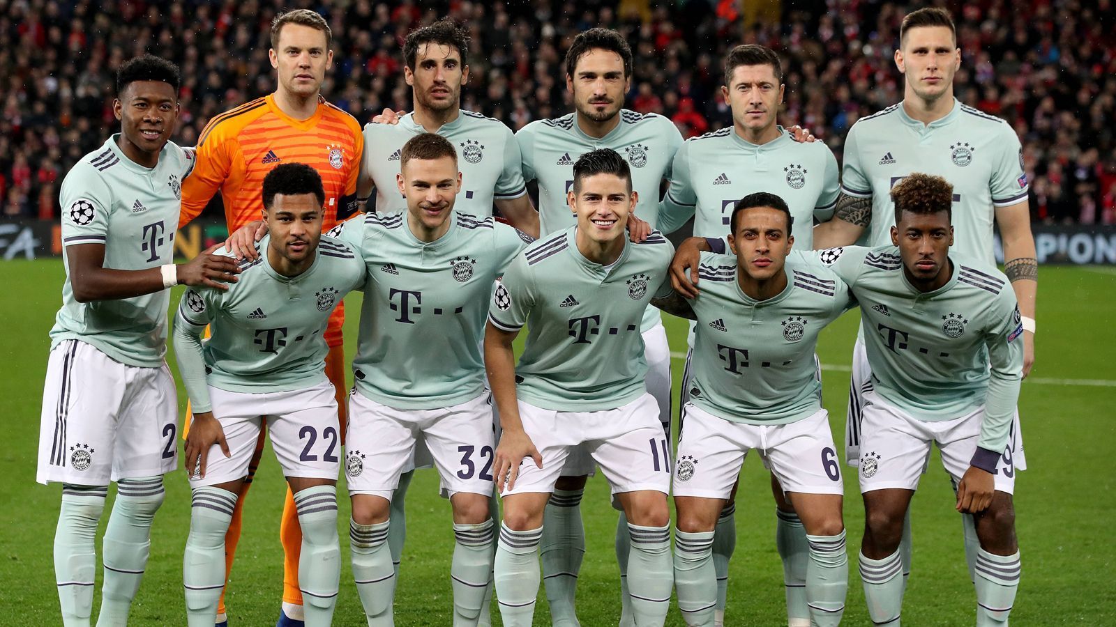 
                <strong>Liverpool gegen den FC Bayern: Die Bilder des Spiels</strong><br>
                Die Bayern setzen an der Anfield Road auf Javi Martinez. Er ersetzt Leon Goretzka, der an einer Sehnenreizung am rechten Knöchel laboriert. Goretzka ist nicht einmal im Kader. Dafür kann Kingsley Coman spielen. Die Gastgeber merken schnell: Trainer Niko Kovac hat seine Mannschaft gut auf die Reds eingestellt.
              