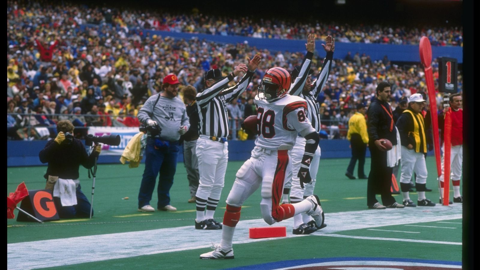 
                <strong>Platz 8: Bengals vs. Oilers 1989</strong><br>
                Cincinnati Bengals vs. Houston Oilers 61:7 - 1989 zeigten die Bengals einige sehenswerte Spiele. In den Erinnerungen der Fans dürfte aber vor allem das Spiel gegen die Oilers eine große Rolle spielen. Denn Cincinnati gewann mit einem Abstand von 54 Punkten.
              