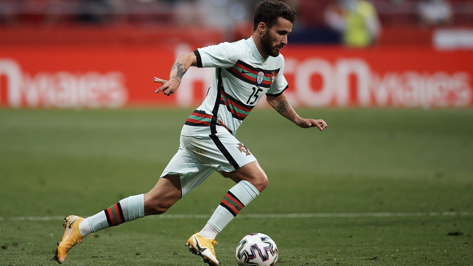 
                <strong>Rafa Silva (SL Benfica)</strong><br>
                Rafa Silva ist einer der Spieler, die in der heimischen, portugiesischen Liga NOS spielen. Das heißt jedoch nicht, dass er keine Qualität hat. Der Mann von Benfica Lissabon bringt ein weniger präsentes Element in das portugiesische Spiel, nämlich das der Schnelligkeit. Der Außenstürmer ist pfeilschnell, das bewies er in der Champions League Saison 2018/19, als er mit knapp 34 km/h zu den schnellsten zehn Spielern des Wettbewerbs gehörte.
              