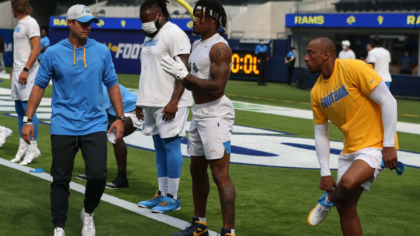 
                <strong>Los Angeles Chargers - Kann Head Coach Brandon Staley das große Potenzial nutzen?</strong><br>
                Wenn man NFL-Experten in den letzten Jahren nach einem Geheimfavoriten gefragt hat, wurden die Los Angeles Chargers nicht selten genannt. In dem Kader steckt viel Potenzial, das von Head Coach Anthony Lynn nie zufriedenstellend ausgeschöpft werden konnte. Jetzt hat Brandon Staley die Zügel in der Hand und soll Justin Herbert, Joey Bosa, Derwin James und Co. zum ersehnten Erfolg - beziehungsweise wenigstens in die Playoffs führen. Können die Chargers ihr Potenzial also endlich nutzen?
              