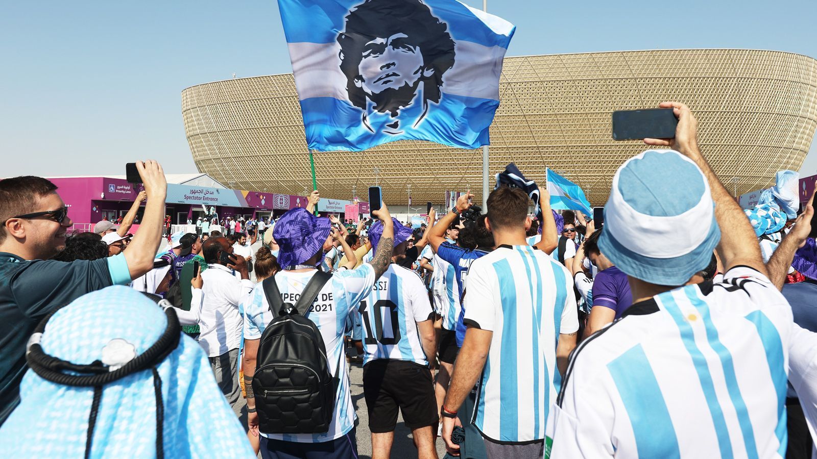 
                <strong>Zu spät zum Halbfinale: Argentinischer Fan entführt Bus</strong><br>
                Die argentinischen Fans sind mit ihrem Enthusiasmus eines der Highlights dieser WM. Doch ein Anhänger hat es mit der Emotionalität am Halbfinal-Dienstag übertrieben: Weil er die Partie gegen Kroatien nicht verpassen wollte, entführte der Fan laut der argentinischen Zeitung "Diario Efecto" in der Stadt Santa Maria in der Provinz Buenos Aires kurzerhand einen Linienbus. Während der Fahrer den vollbesetzten Bus verließ, um an einem Kiosk einzukaufen, kaperte der Fan das Steuer und fuhr davon, um rechtzeitig zum Anpfiff zu Hause zu sein. Vier Kilometer weiter wurde der Bus schließlich gefunden. Der Fan wurde in seiner Wohnung widerstandslos festgenommen. Ihm droht nun eine Anklage wegen Autodiebstahls.
              