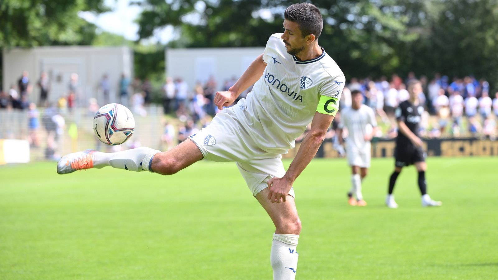 
                <strong>Platz 6: VfL Bochum</strong><br>
                Einfach, schlicht und klar. Eindeutig das Trikot eines Arbeiter-Klubs! Die Fans des VfL Bochum können sich auch optisch auf die anstehende Bundesliga-Saison freuen.
              