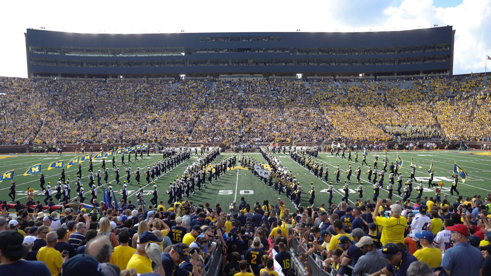 
                <strong>Tradition</strong><br>
                Mit Michigan zeigt ran heute DAS College-Football-Team überhaupt. Auf der eigenen Homepage rühmt man sich damit, dass Team mit den meisten College-Football-Siegen überhaupt zu sein. Auch interessant: Das Michigan Stadium war das erste Stadion Amerikas, was nur für College-Sport genutzt wurde. Das derzeit größte Stadion Amerikas fasst mit 107.601 Zuschauern fast genauso viele Menschen, wie in seinem Standort Ann Arbor leben (114.000 Menschen).
              