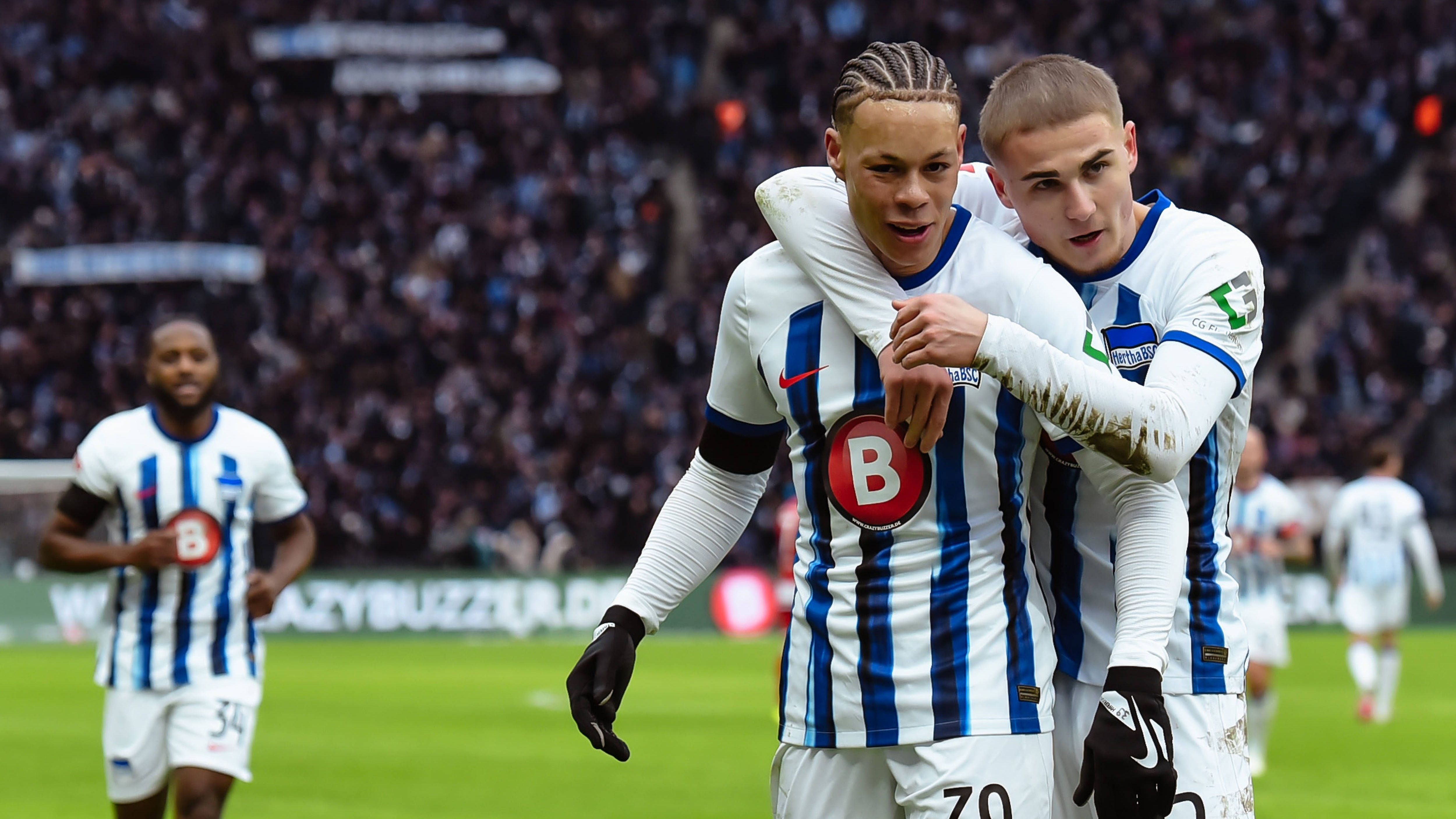 <strong>Hertha und Düsseldorf trennen sich remis<br></strong>Das Ergebnis des Spiels war an diesem Tag nur zweitrangig, die Hertha verpasste am Ende trotz zweimaliger Führung den Heimsieg und trennte sich von der Fortuna mit einem 2:2 (2:1)-Unentschieden. Die Gedanken kreisten an diesem Nachmittag aber nur um Kay Bernstein.