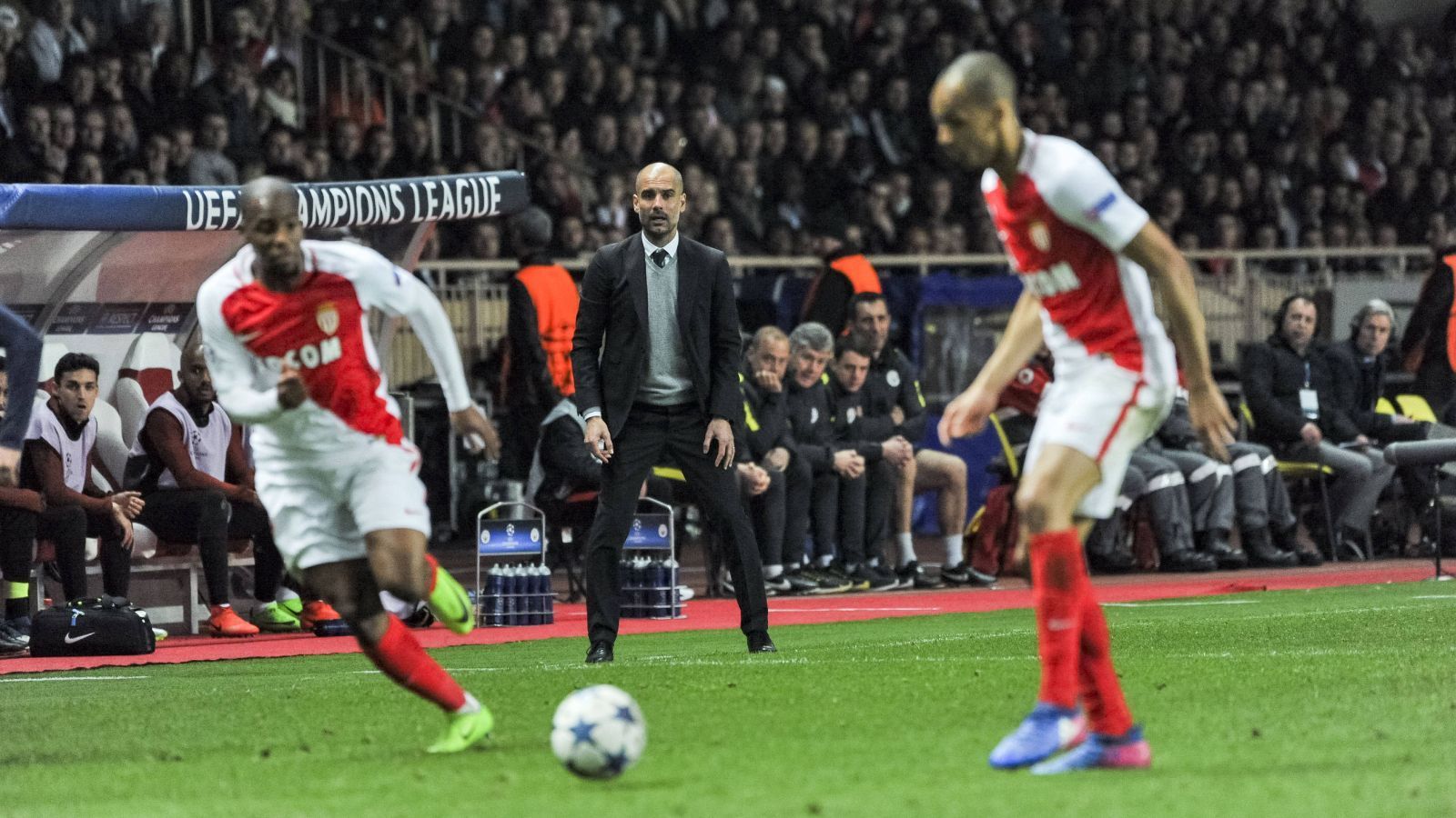 
                <strong>2017: Guardiola scheitert an sich selbst</strong><br>
                2016 endete der Vertrag von Guardiola bei den Bayern und der Trainer wechselte zu Manchester City. Mit dem Vertrag ging auch Guardiolas Serie von sieben Halbfinaleinzügen in der Champions League in Serie zu Ende. Gegen die AS Monaco war City im Achtelfinale eigentlich haushoch favorisiert, jedoch rückte Guardiola von seinem Spielstil ab und stellte sich auf den Gegner ein. Ein Fehler. Mit insgesamt 6:6 (5:3 H, 1:3 A) endete der Vergleich, die Monegassen kamen aufgrund der Auswärtstore weiter. Für City trafen Raheem Sterling, Sergio Agüero (2), John Stones und Leroy Sane (2), Monacos Torschützen hießen Falcao (2), Kylian Mbappe (2), Fabinho und Tiemoue Bakayoko.
              