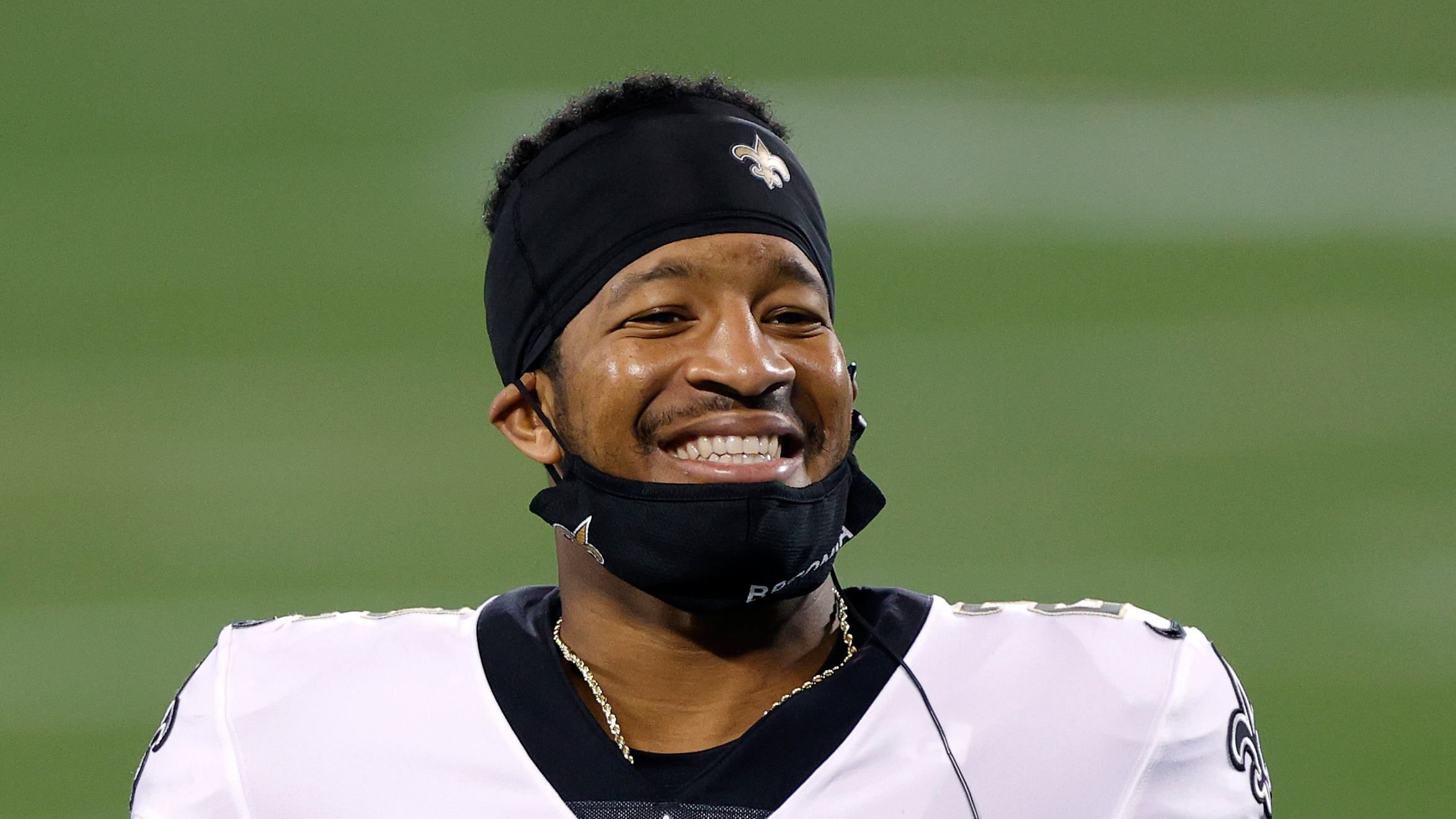 
                <strong>Jameis Winston (Quarterback) </strong><br>
                Da Quarterback-Legende Drew Brees die Verkündung seines Karriereendes weiterhin hinauszögert und die New Orleans Saints ohnehin eher Taysom Hill als Starting-Quarterback sehen, könnte Jameis Winston vor einem Tapetenwechsel stehen. Der gerade einmal 27-Jährige verbrachte fünf wechselhafte Jahre bei den Tampa Bay Buccaneers, eher von Tom Brady ersetzt wurde. Als dritter Quarterback ging er schließlich zu den Saints. Dabei könnte Winston ein sehr guter NFL-Quarterback sein, wenn er es schafft, die häufigen Fehler im Spiel abzustellen. Nicht umsonst warf er 2019 über 5000 Passing Yards, leistete sich jedoch auch 30 Interceptions. Als Back-Up bei einem Team, das im Draft ihren Quarterback der Zukunft sucht, könnte Winston in der kommenden Saison mit etwas Glück auf mehr Spielzeit kommen und zeigen, was in ihm steckt. 
              