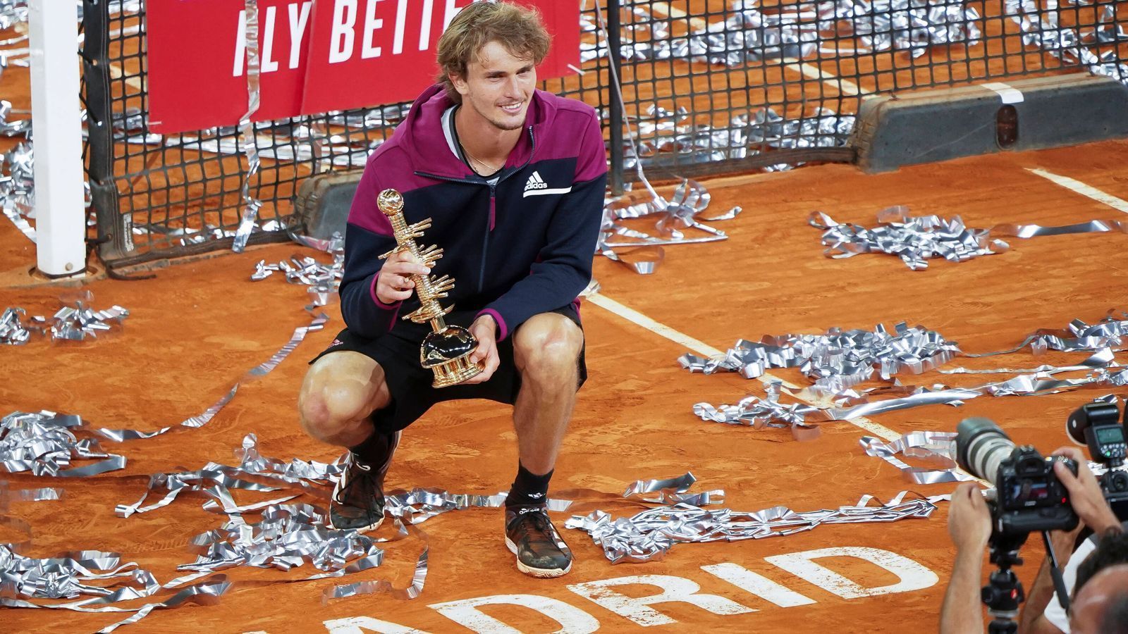 
                <strong>Zverev bestätigt, in Madrid und Rom anzutreten</strong><br>
                Madrid ist ein gutes Pflaster für den Deutschen. 2018 und 2021 gewann er den Titel in der spanischen Hauptstadt - damit muss er aber auch 1000 Weltranglistenpunkte verteidigen. Kein leichtes Unterfangen. Sollte Zverev das Kunststück gelingen, seinen Titel zu verteidigen, ist die Weltranglistenspitze unter Umständen zum Greifen nah. In Rom muss der 25-Jährige "nur" 180 Punkte aus dem Viertelfinale verteidigen. Und auch in Italien fühlt er sich wohl, holte den Titel dort bereits 2017.
              