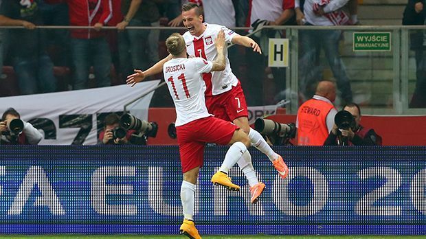 
                <strong>11. Oktober 2014: Polen - Deutschland 2:0</strong><br>
                In der Partie zeigten sich einige Fehler, die später immer wieder auftauchen sollten: Zahlreiche Chancen, unter anderem durch Neuling Karim Bellarabi, blieben ungenutzt. Und in der Abwehr herrschte Sorglosigkeit. Das nutzte Arkadiuz Milik zum 1:0, Sebastian Mila machte nach Vorarbeit von Lewandowski den Sack zum 2:0 zu.
              