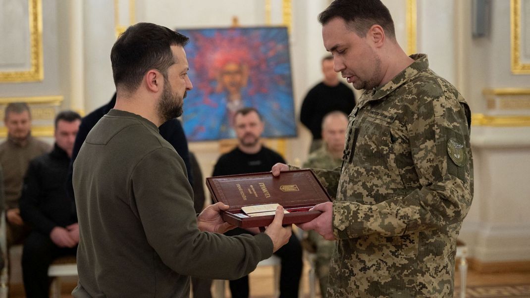 Der ukrainische Präsident Selenskyj überreicht Geheimdienst-Chef Budanow eine Auszeichnung.