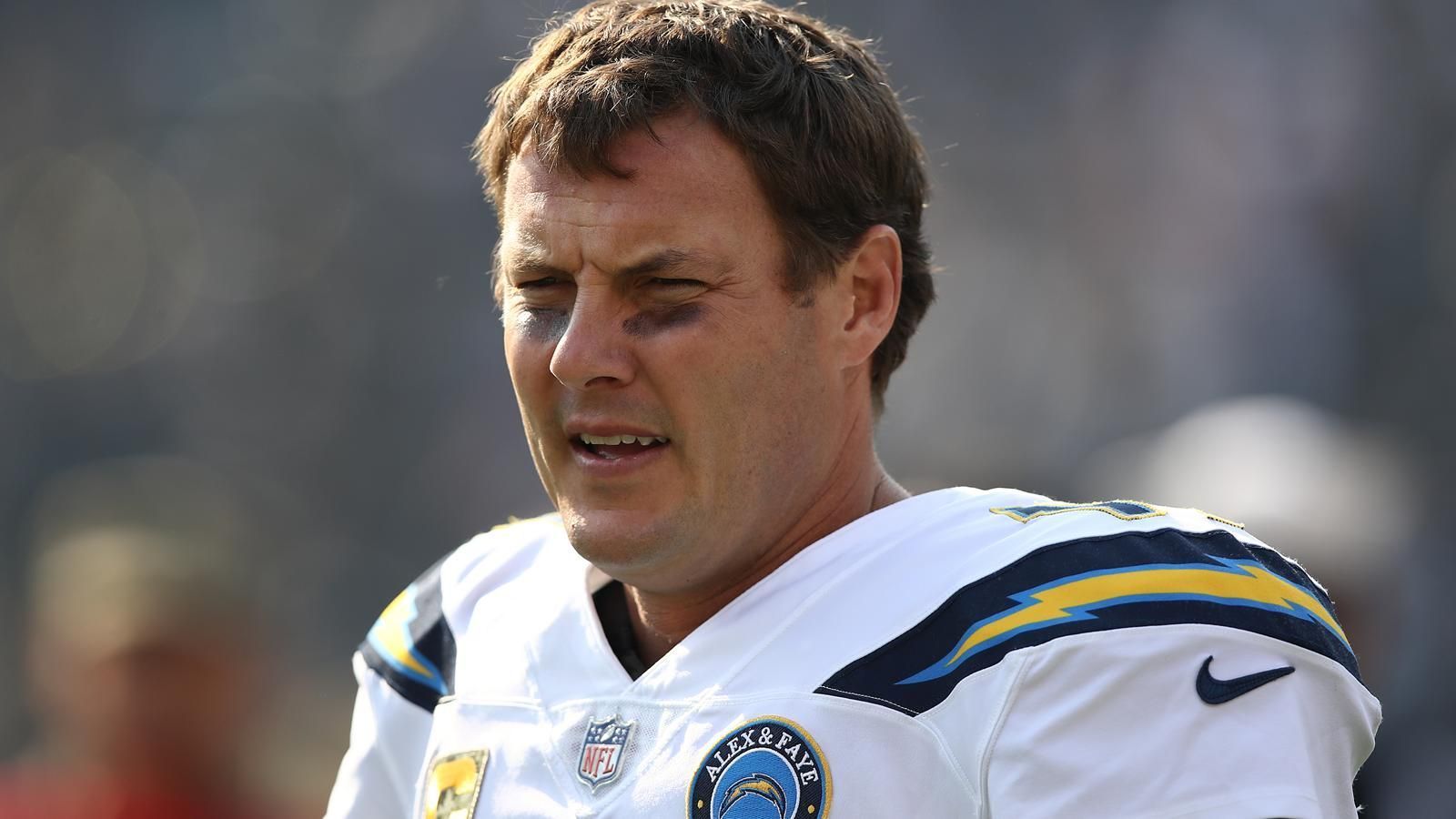 
                <strong>Woche 12</strong><br>
                AFC Offensive Player of the Week: Philip Rivers (Quarterback - Los Angeles Chargers) im BildAFC Defensive Player of the Week: J.J. Watt (Defensive End - Houston Texans)AFC Special Team Player of the Week: Cyrus Jones (Return Specialist - Baltimore Ravens)NFC Offensive Player of the Week: Amari Cooper (Wide Receiver - Dallas Cowboys)NFC Defensive Player of the Week: Eddie Jackson (Safety - Chicago Bears)NFC Special Team Player of the Week: Sebastian Janikowski (Kicker - Seattle Seahawks)Rookie of the Week: Baker Mayfield (Quarterback - Cleveland Browns)
              
