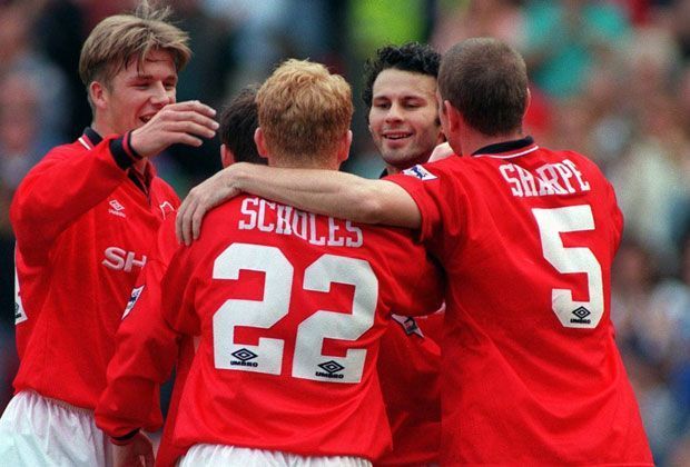 
                <strong>Ryan Giggs</strong><br>
                Mitte der 90er Jahre stoßen weitere hoffnungsvolle Talente wie David Beckham (li.) und Paul Scholes zu den "Red Devils". Die Drei bilden fortan eine der besten Mittelfeldreihen überhaupt.
              
