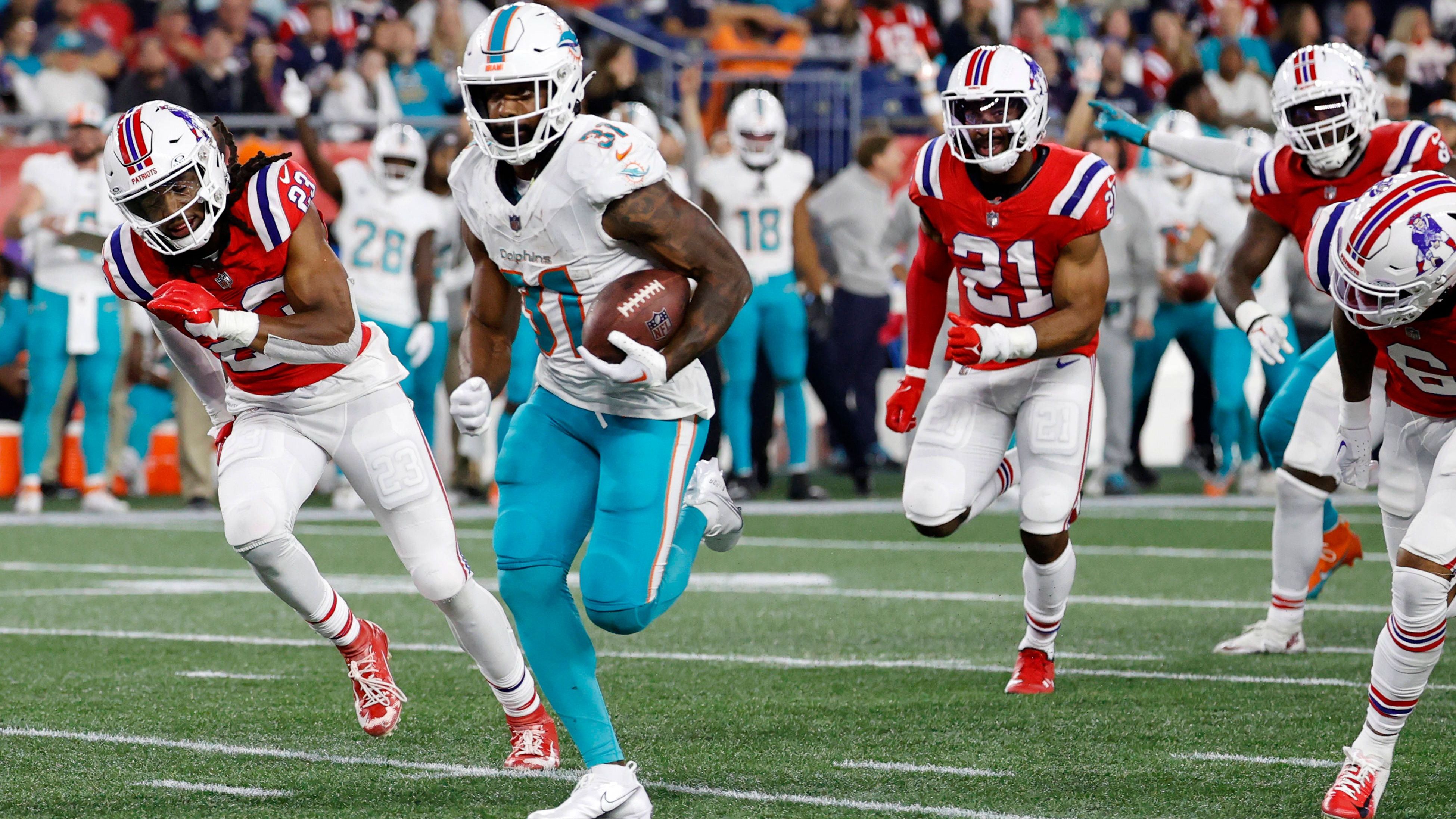 <strong>Gewinner: Raheem Mostert (Miami Dolphins)</strong><br>Die Defense der New England Patriots ist dafür bekannt, der gegnerischen Offense ihrer größten Stärke zu berauben. Die größte Stärke der Miami Dolphins ist zweifelsohne die Geschwindigkeit von Tyreek Hill. Der fing allerdings nur fünf Bälle für 40 Yards. Stattdessen gaben sie Lücken für das Laufspiel auf, das bei den Dolphins zuvor nicht wirklich glänzte.