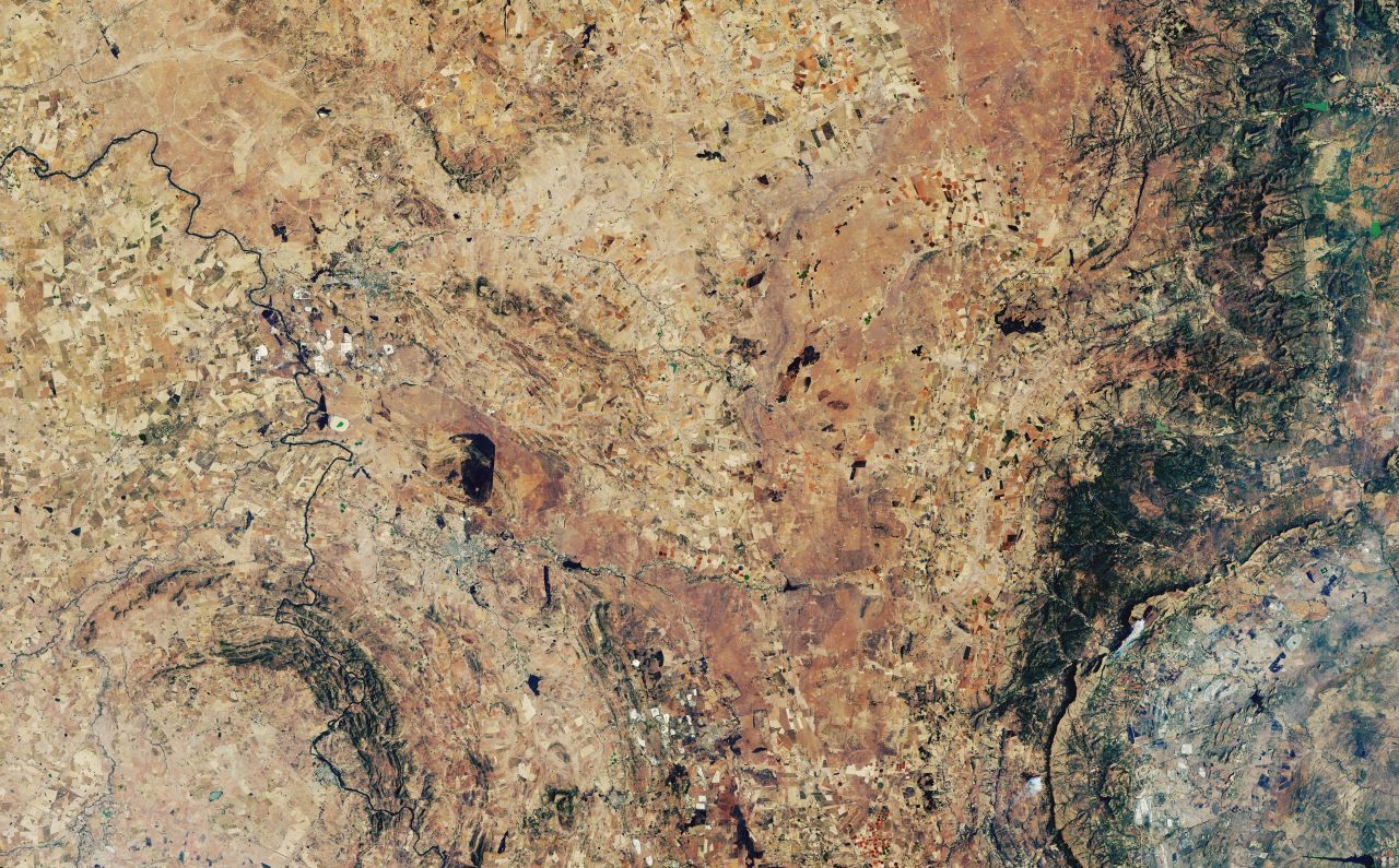 Der Vredefort-Krater im Witwatersrand-Gebirge liegt in Südafrika und wurde von einem rund 15 Kilometer großen Meteorit erzeugt. Er hat einen Durchmesser von etwa 300 Kilometern und ist mit rund 2 Milliarden Jahren der älteste bekannte Krater.
