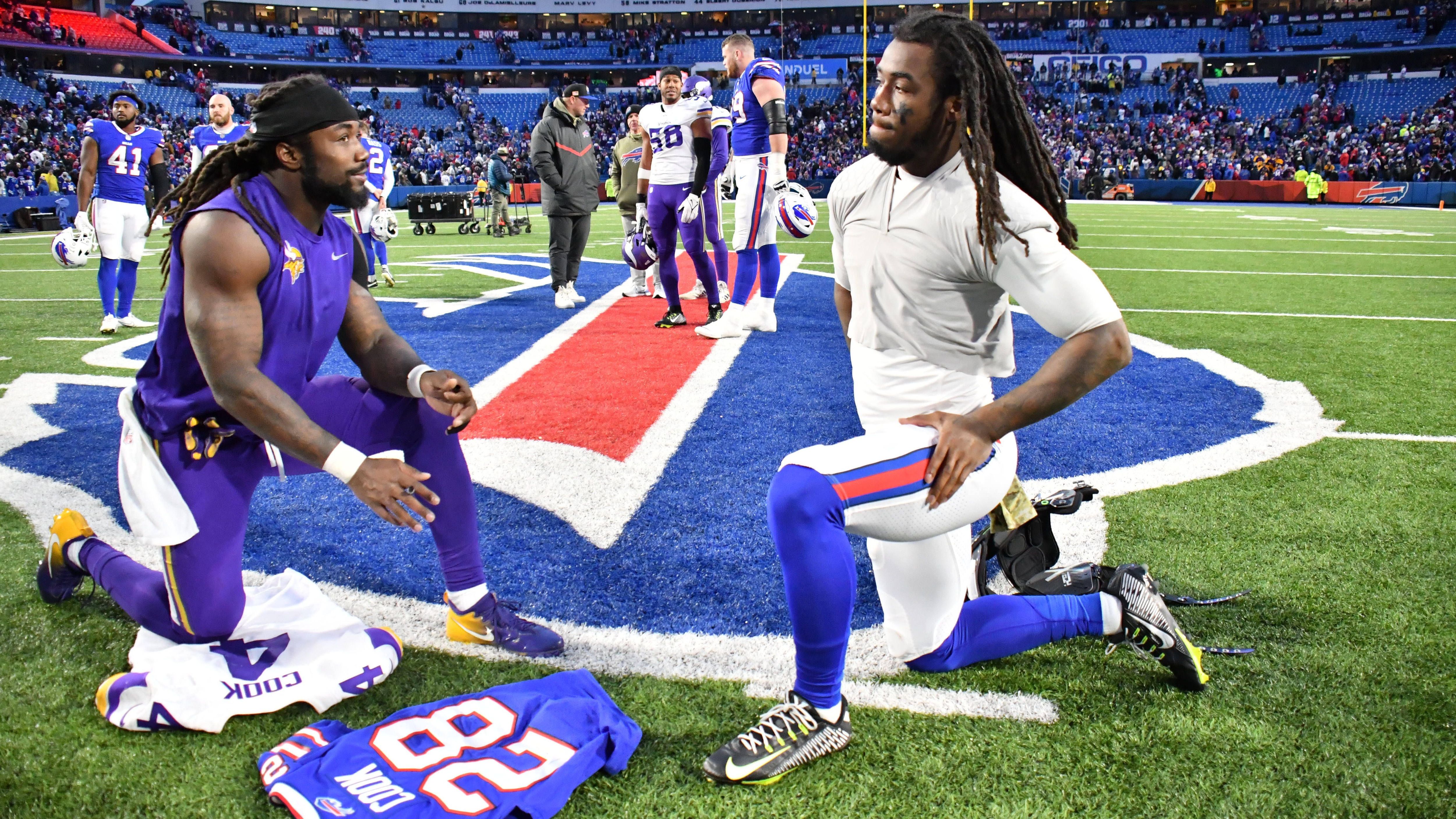 <strong>Dalvin und James Cook</strong><br>Running Back Dalvin Cook (l.) von den New York Jets wurde 2017 von den Minnesota Vikings in der zweiten Runde gedraftet. Sein kleiner Bruder James, ebenfalls Running Back, wurde fünf Jahre später in der gleichen Runde von den Buffalo Bills gepickt. Fun Fact: Dalvin heißt mit zweitem Namen James, James' zweiter Name ist Dalvin.