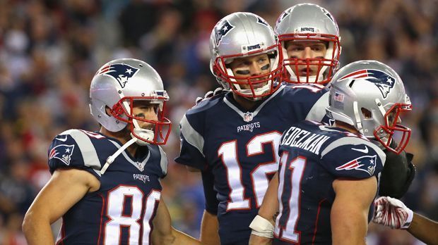 
                <strong>New England Patriots</strong><br>
                Platz 1: New England Patriots. Trotz gravierender Ausfälle in der O-Line stehen die Patriots Woche für Woche ihren Mann. Ungeschlagen geht das Team von Bill Belichick in den 10. Spieltag. Ein überragender Tom Brady, gepaart mit "Gronk" und einem Stephen Gostkowski, welcher aktuell Field Goals quasi im Schlaf erzielt, sind aktuell das Maß aller Dinge in der NFL.
              