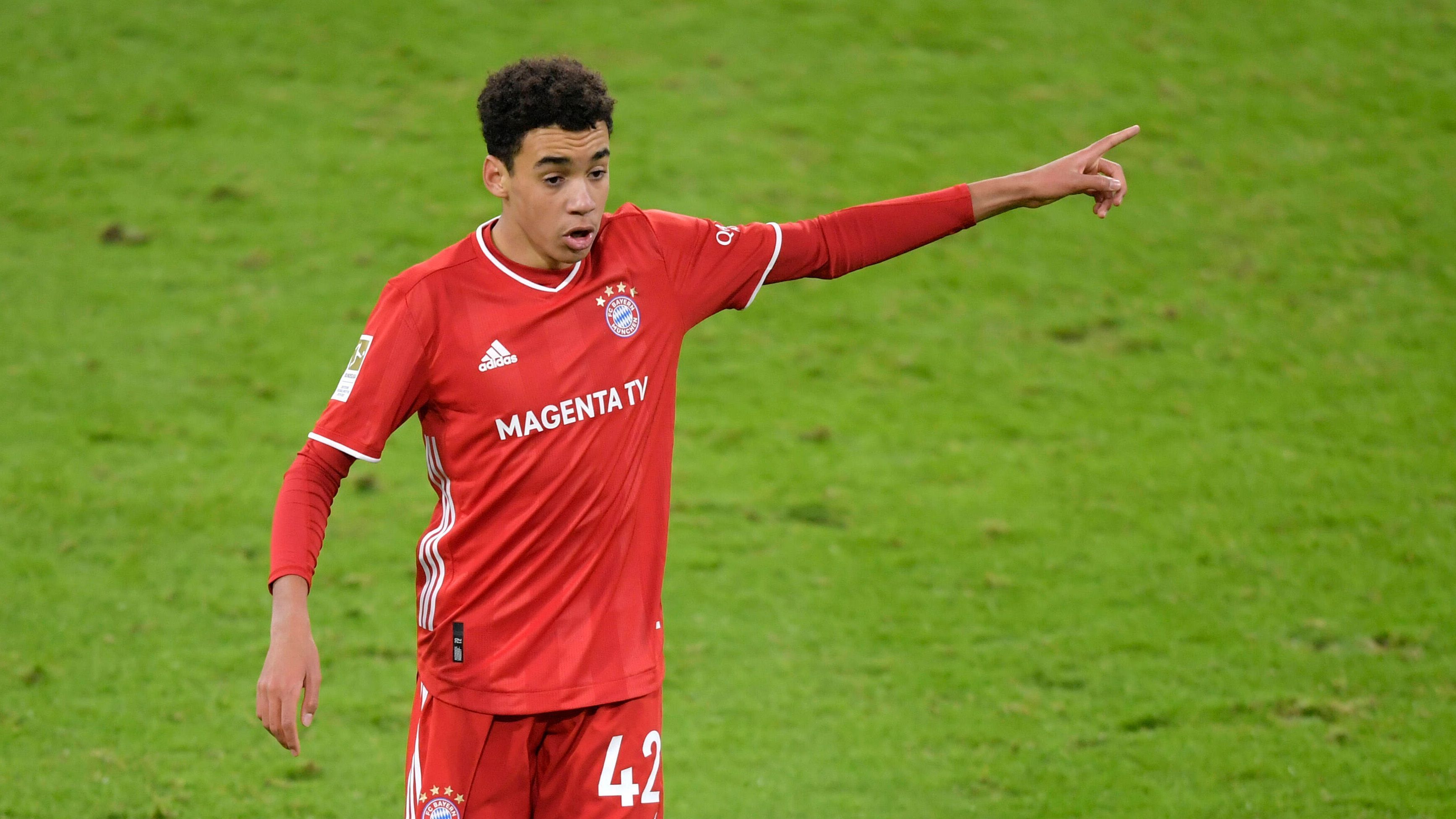
                <strong>Jamal Musiala</strong><br>
                Im Alter von nur 17 und 115 Tagen Jahren debütierte Jamal Musiala im Trikot der Profis. Damit ist er der jüngste Bundesligadebütant in der Geschichte der Bayern. In dieser Saison hat sich der Deutsch-Engländer fest in den Bundesliga-Kader der Bayern gespielt und ist das derzeit wohl vielversprechendste Talent der Münchner. Insgesamt kommt er auf elf Einsätze und drei Tore. Im DFB-Pokal gegen Zweitligist Holstein Kiel spielte der englische U21-Nationalspieler von Beginn an, konnte das bittere Aus allerdings auch nicht verhindern.
              