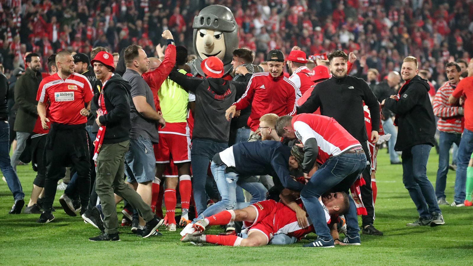 
                <strong>Der Startschuss für eine grenzenlose Aufstiegsparty</strong><br>
                Fans und Spieler der Berliner feierten ausgelassen den ersten Aufstieg der Vereinsgeschichte in die Bundesliga.
              